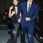 Dua Lipa in Ferragamo en Callum Turner in Louis Vuitton