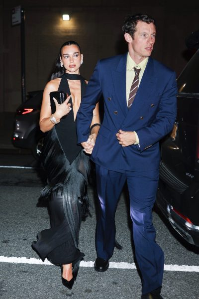 spotted-dua-lipa-en-callum-turner-verschijnen-voor-het-eerst-sinds-hun-bruiloft-samen-op-de-rode-loper-402607