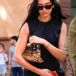 Dua Lipa met een van haar trophy bags uit haar tassencollectie
