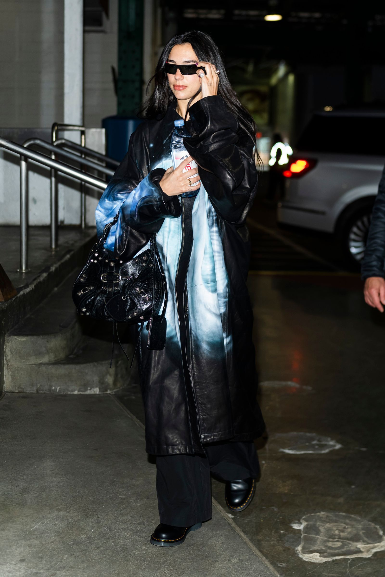 Dua Lipa met een van de tassen van Balenciaga