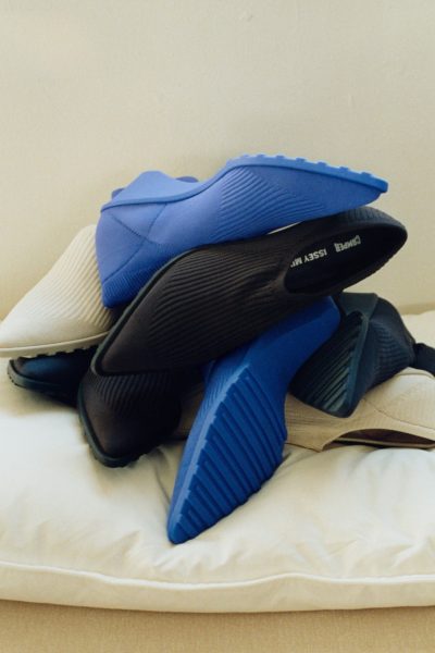 pleats-sock-boots-powered-by-issey-miyake-x-camper-en-meer-coole-shoe-collabs-voor-het-najaar-404491