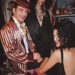 John Galliano met twee modellen in de nineties