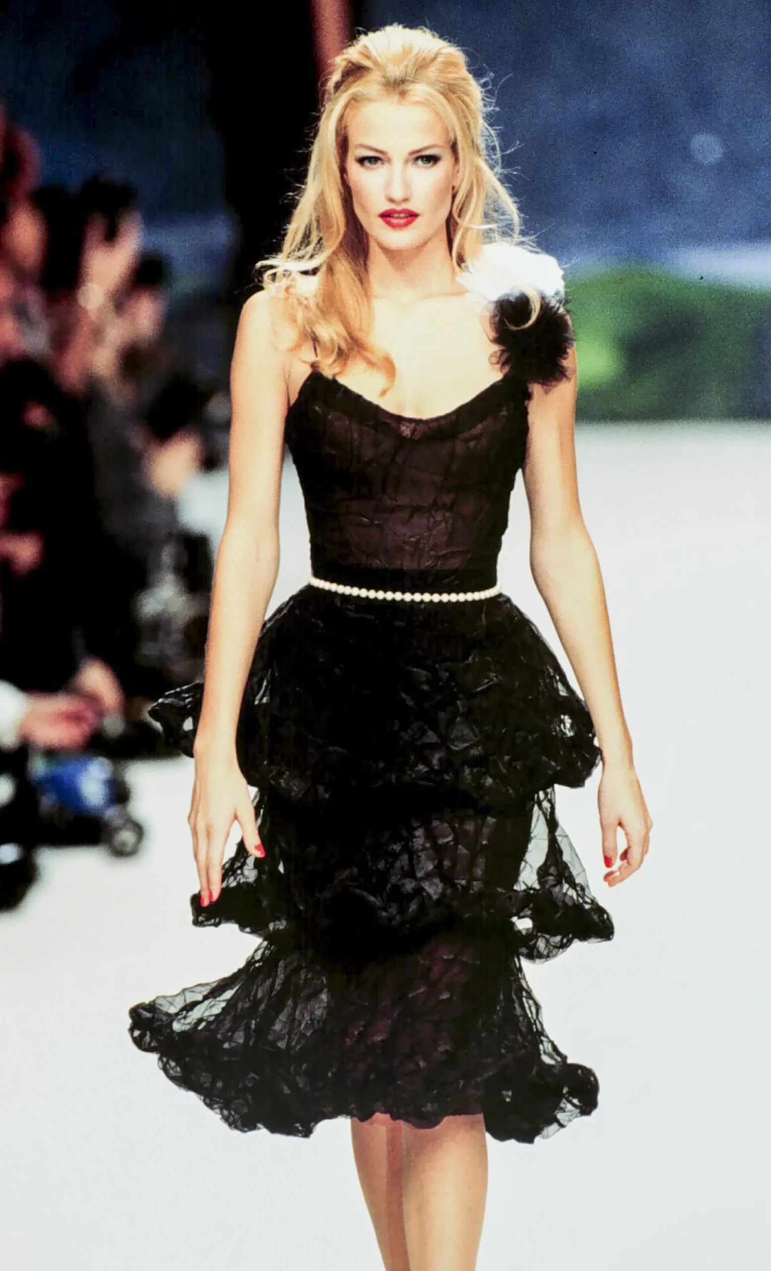 Karen Mulder op de runway voor Chanel