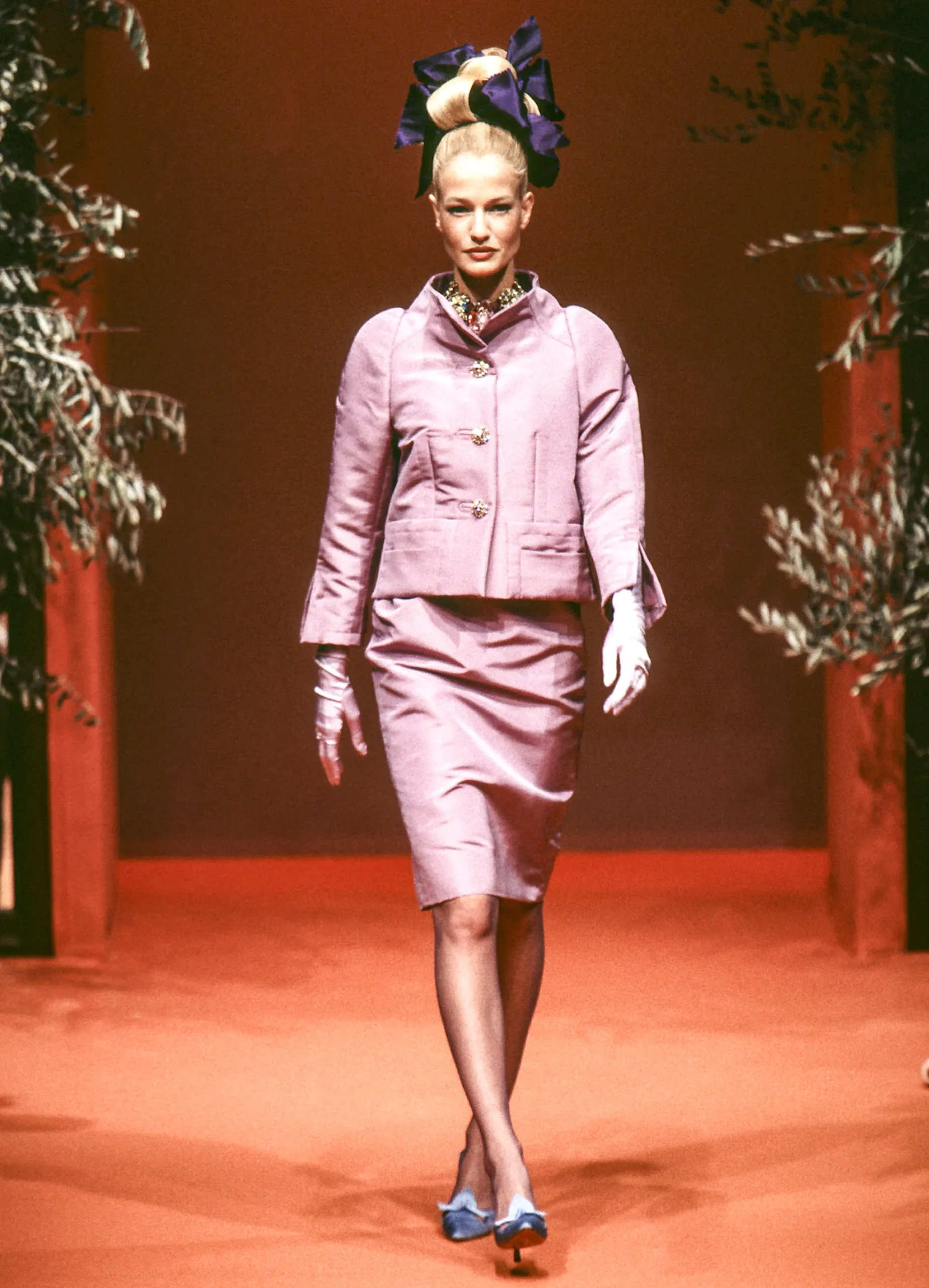 Karen Mulder voor Christian Lacroix in 1996.