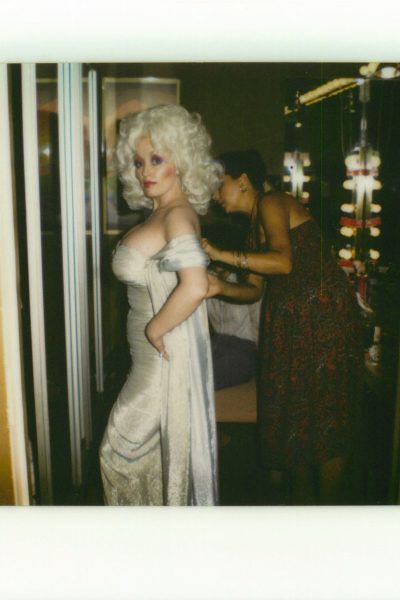 im-not-a-fashion-icon-im-an-eyesore-de-6-moderegels-van-country-icoon-dolly-parton-405116