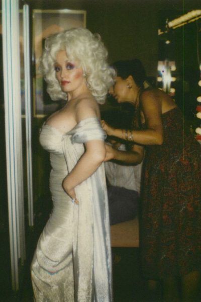 im-not-a-fashion-icon-im-an-eyesore-de-6-moderegels-van-country-icoon-dolly-parton-405116