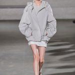 Regenjas op de runway
