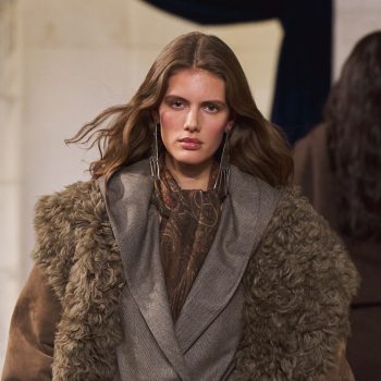 de-most-memorable-catwalkmomenten-van-rosalieke-fuchs-van-viral-gaan-bij-versace-tot-schiaparelli-openen-404941