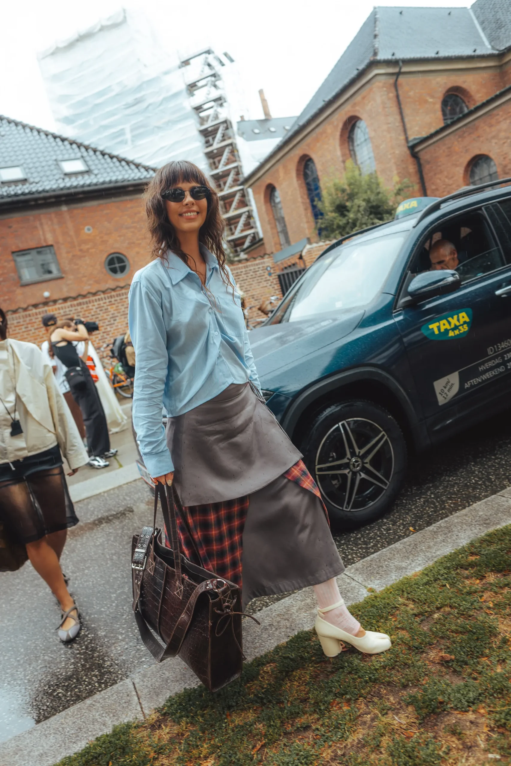 Een streetstyler in Kopenhagen draagt sokken zonder tenen