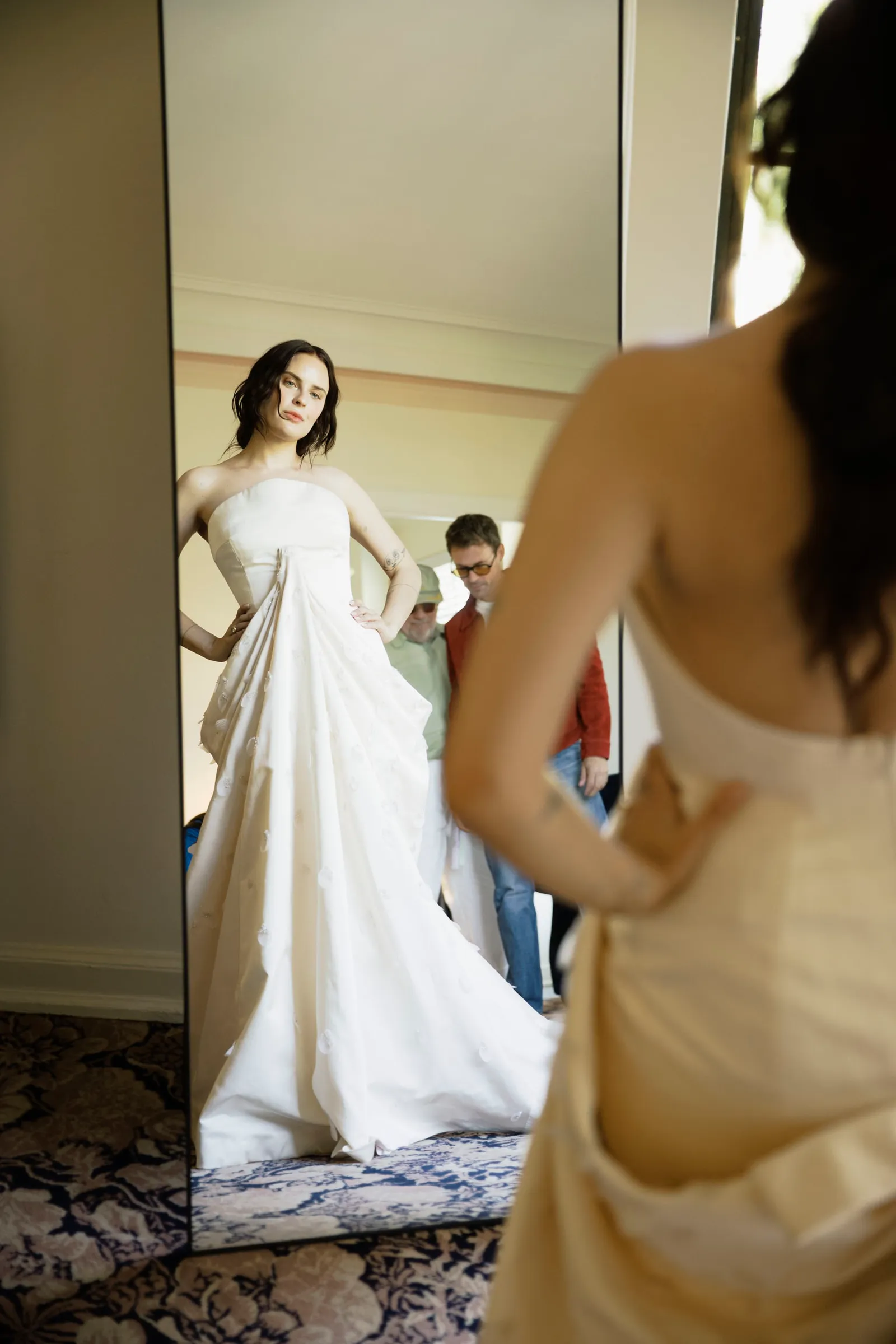 Tallulah Willis in haar bruidsjurk van Balenciaga