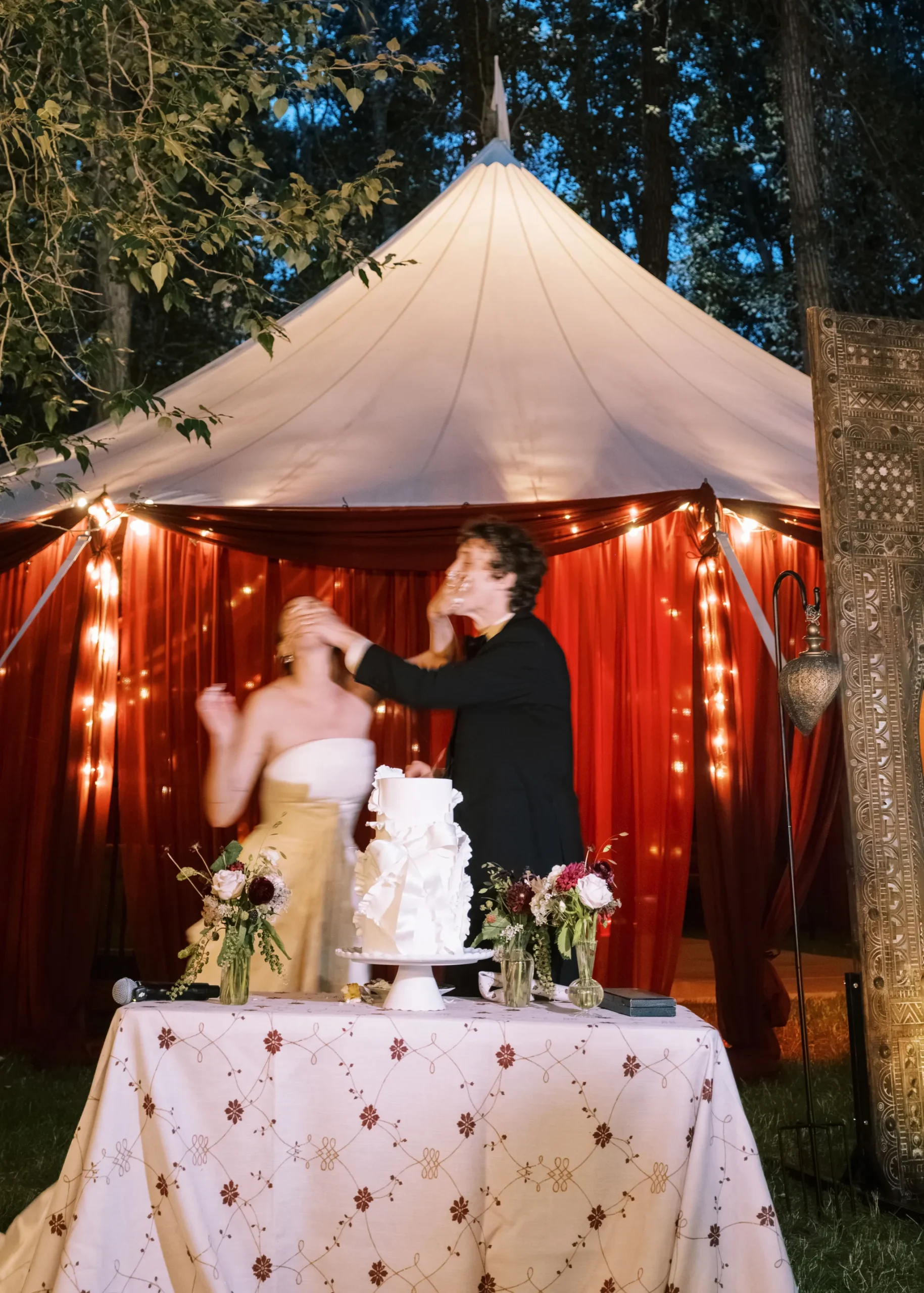 De bruiloft van Tallulah Willis en Justin Acee