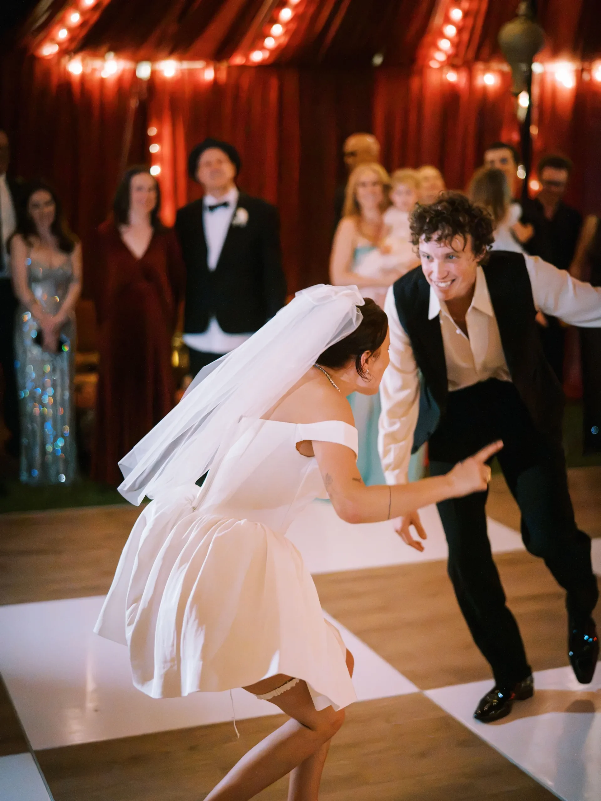 De bruiloft van Tallulah Willis en Justin Acee
