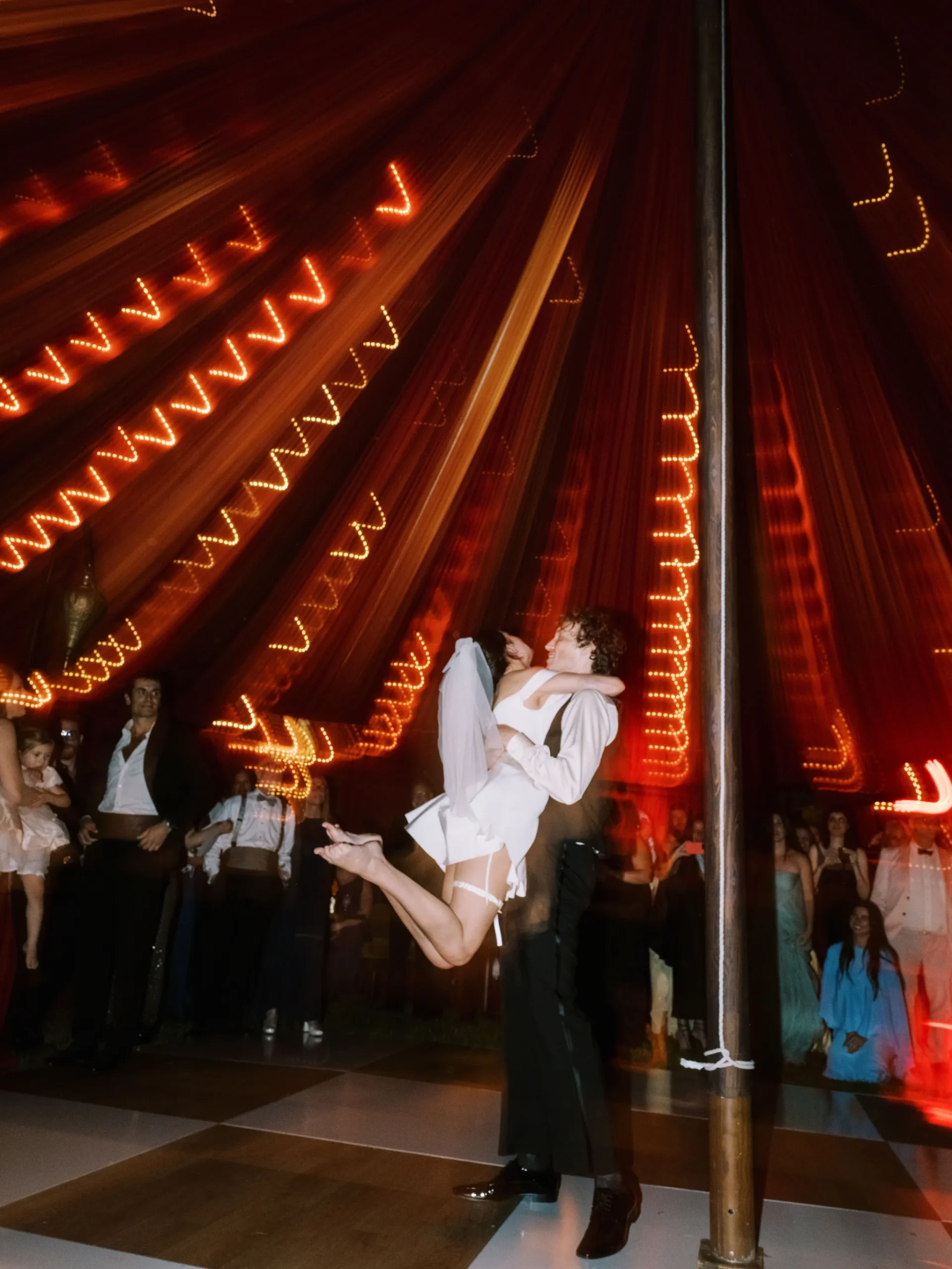 De bruiloft van Tallulah Willis en Justin Acee