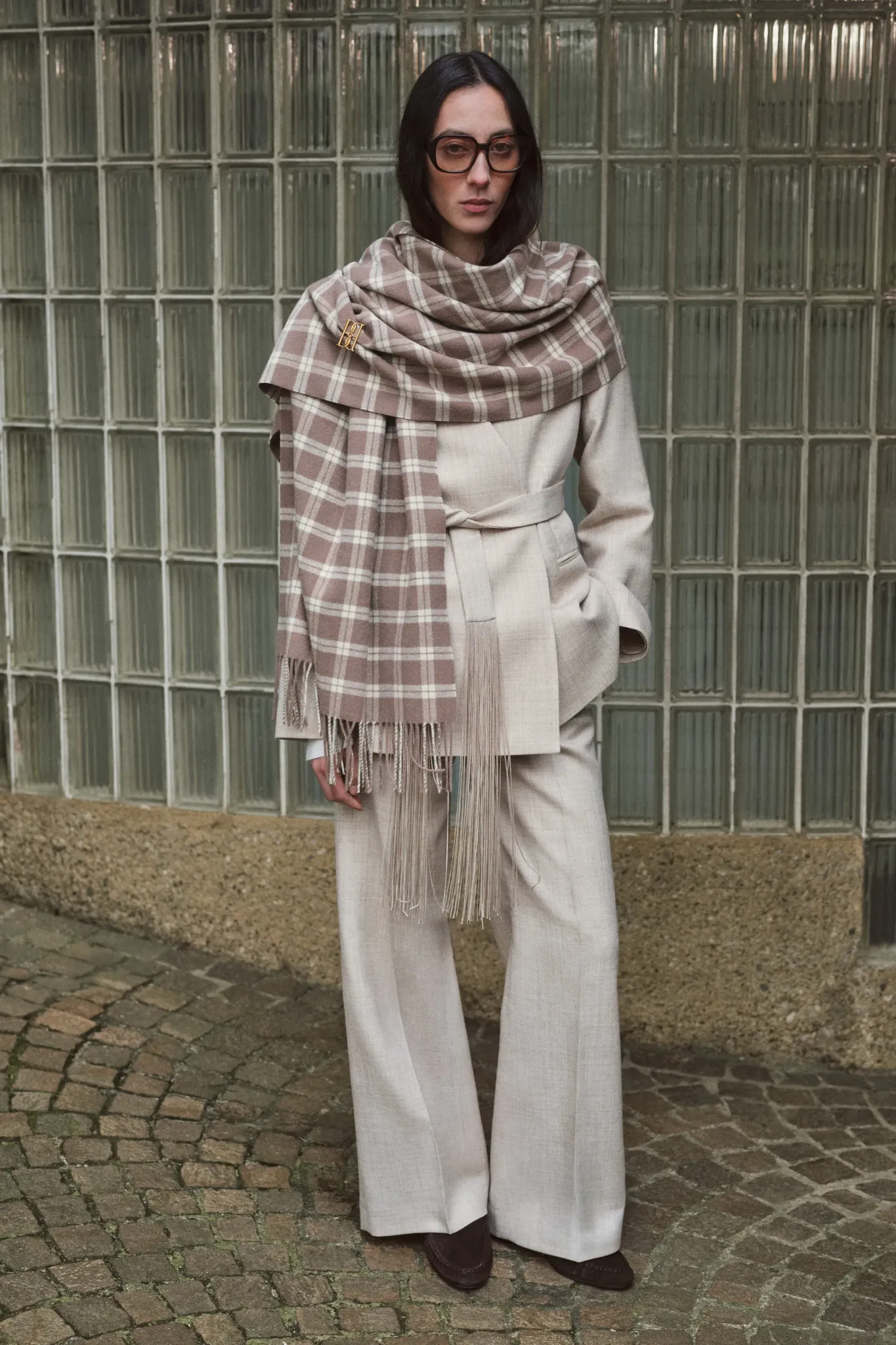 Een zijden sjaal gestyled bij By Malene Birger
