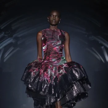 rave-energy-harnassen-en-gothic-vibes-mcqueen-maakt-zijn-grote-comeback-in-londen-408288