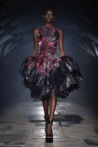 rave-energy-harnassen-en-gothic-vibes-mcqueen-maakt-zijn-grote-comeback-in-londen-408288