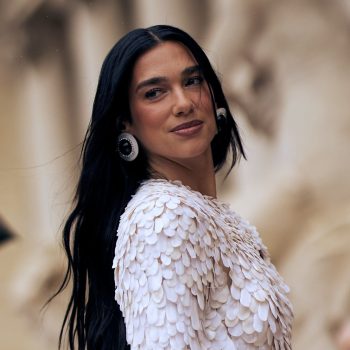 vergeet-london-fashion-week-dua-lipa-heeft-haar-eigen-fashionshow-in-ashi-studio-408552