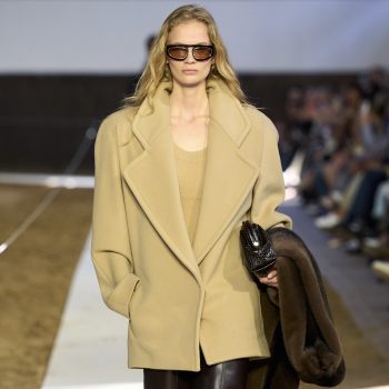 deze-laarzen-geven-elke-herfstoutfit-een-carolyn-bessette-kennedy-touch-405745
