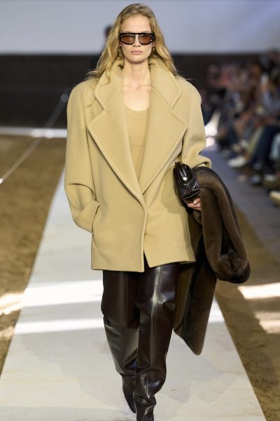 deze-laarzen-geven-elke-herfstoutfit-een-carolyn-bessette-kennedy-touch-405745