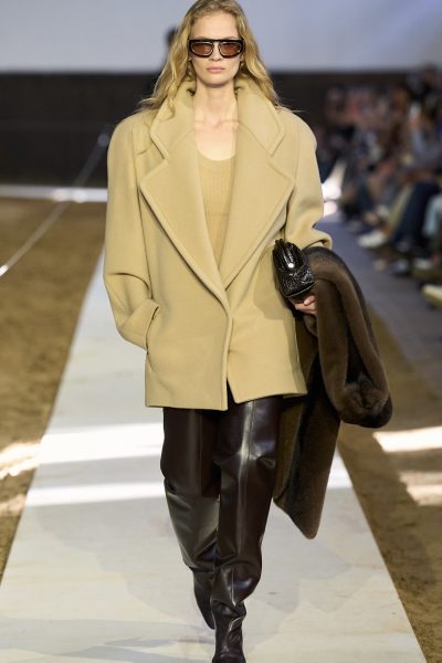deze-laarzen-geven-elke-herfstoutfit-een-carolyn-bessette-kennedy-touch-405686