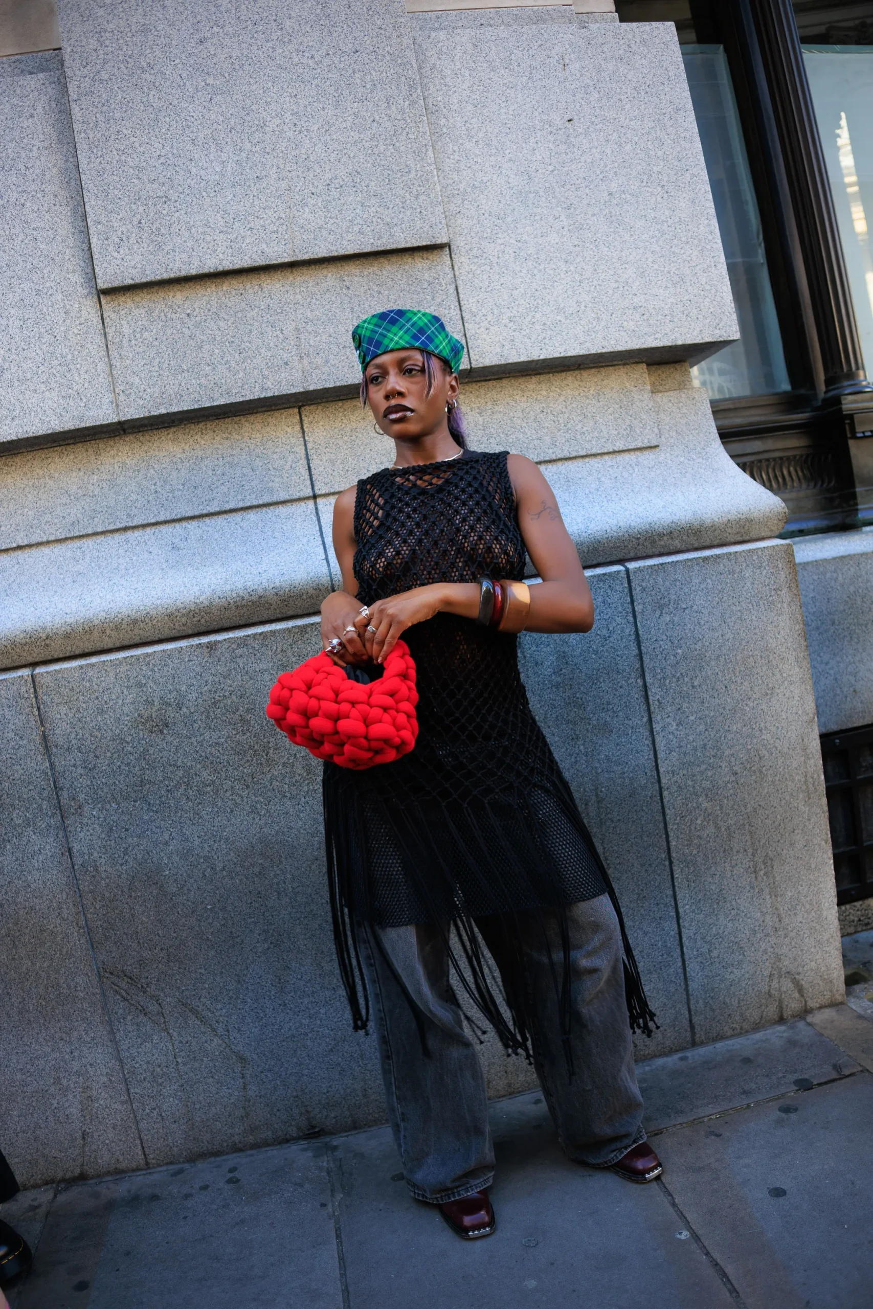 Vrouw op straat tijdens London Fashion Week