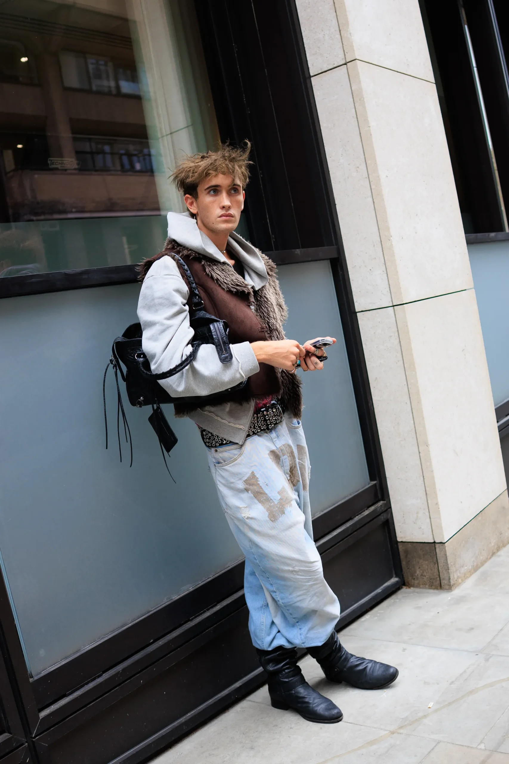 Man op straat tijdens London Fashion Week