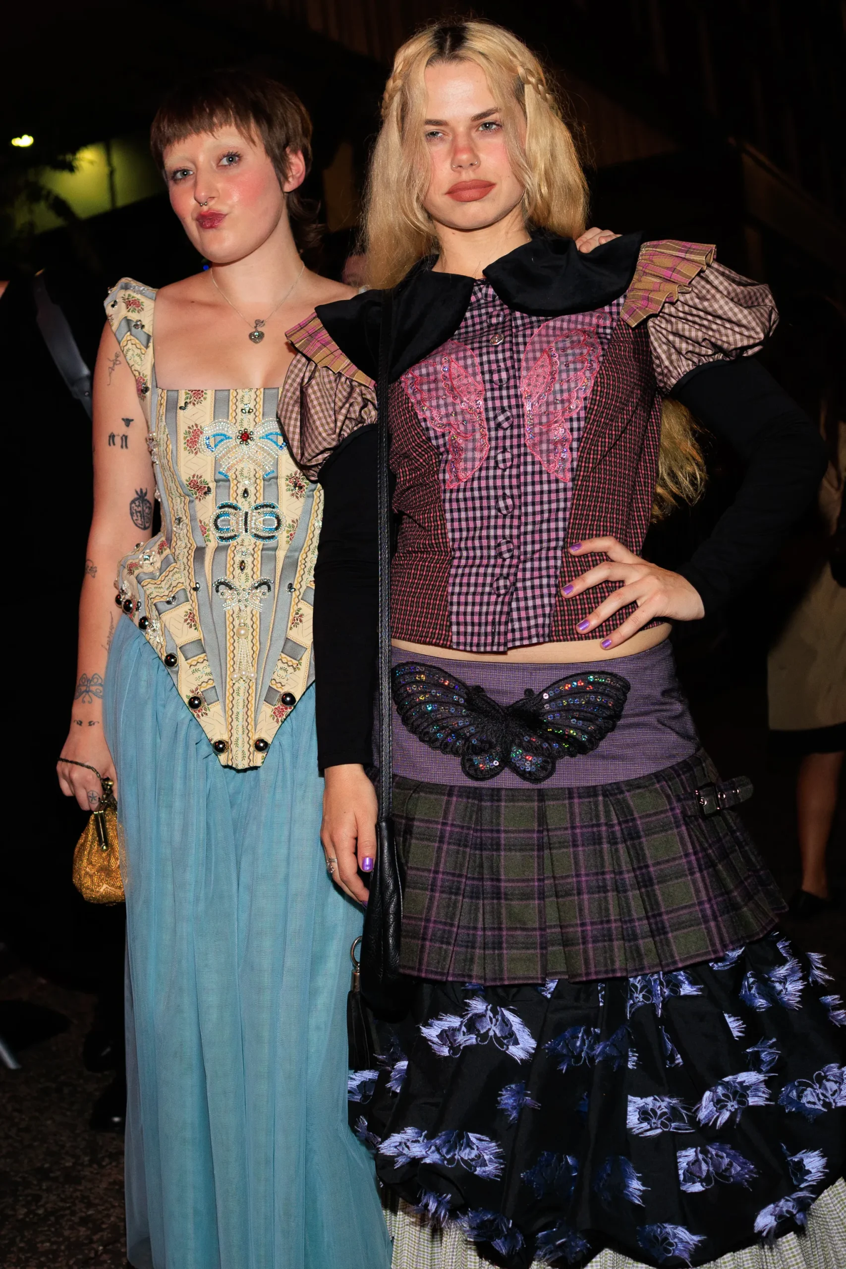 Twee vrouwen tijdens London Fashion Week