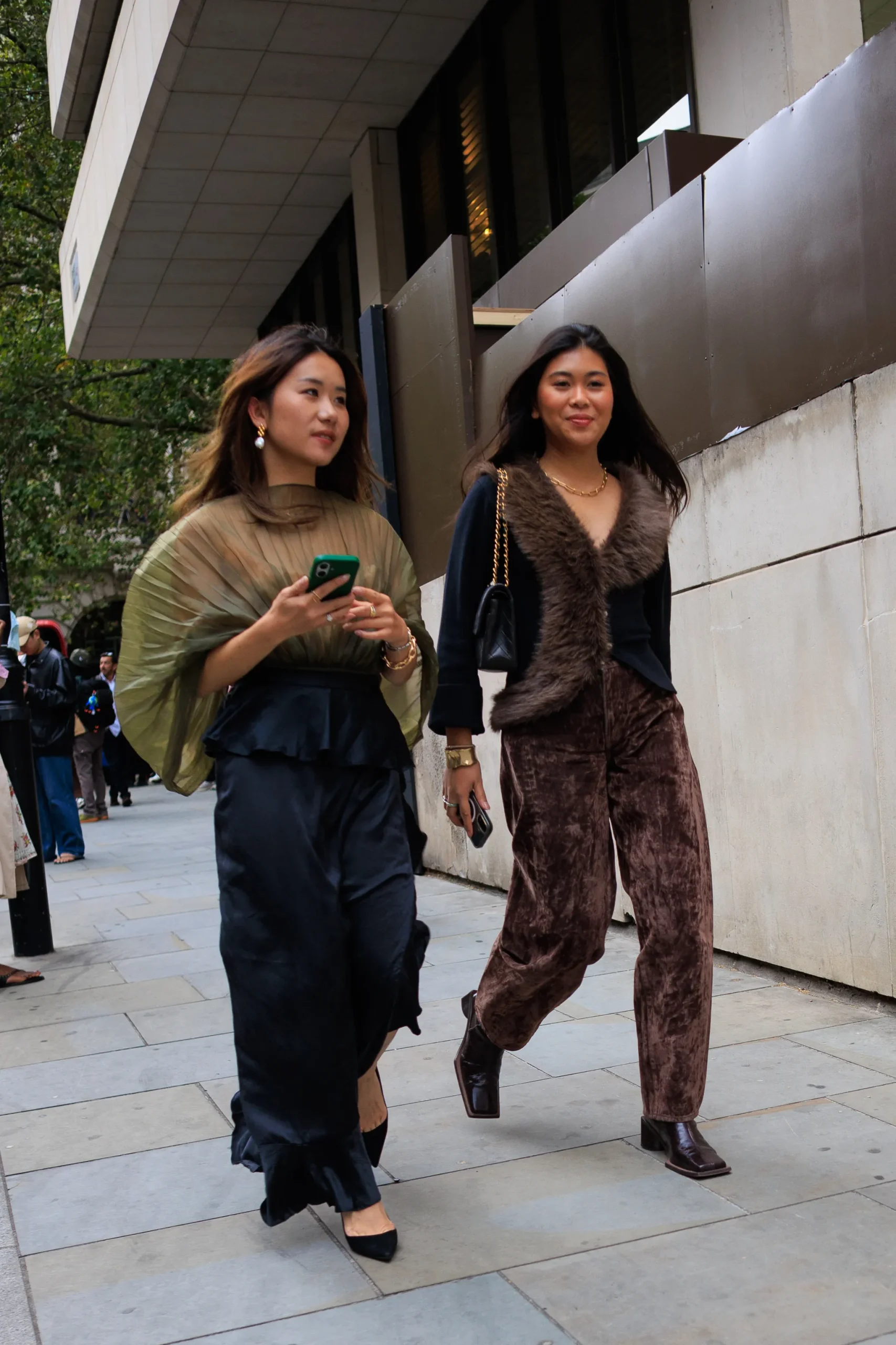 Twee vrouwen op straat tijdens London Fashion Week
