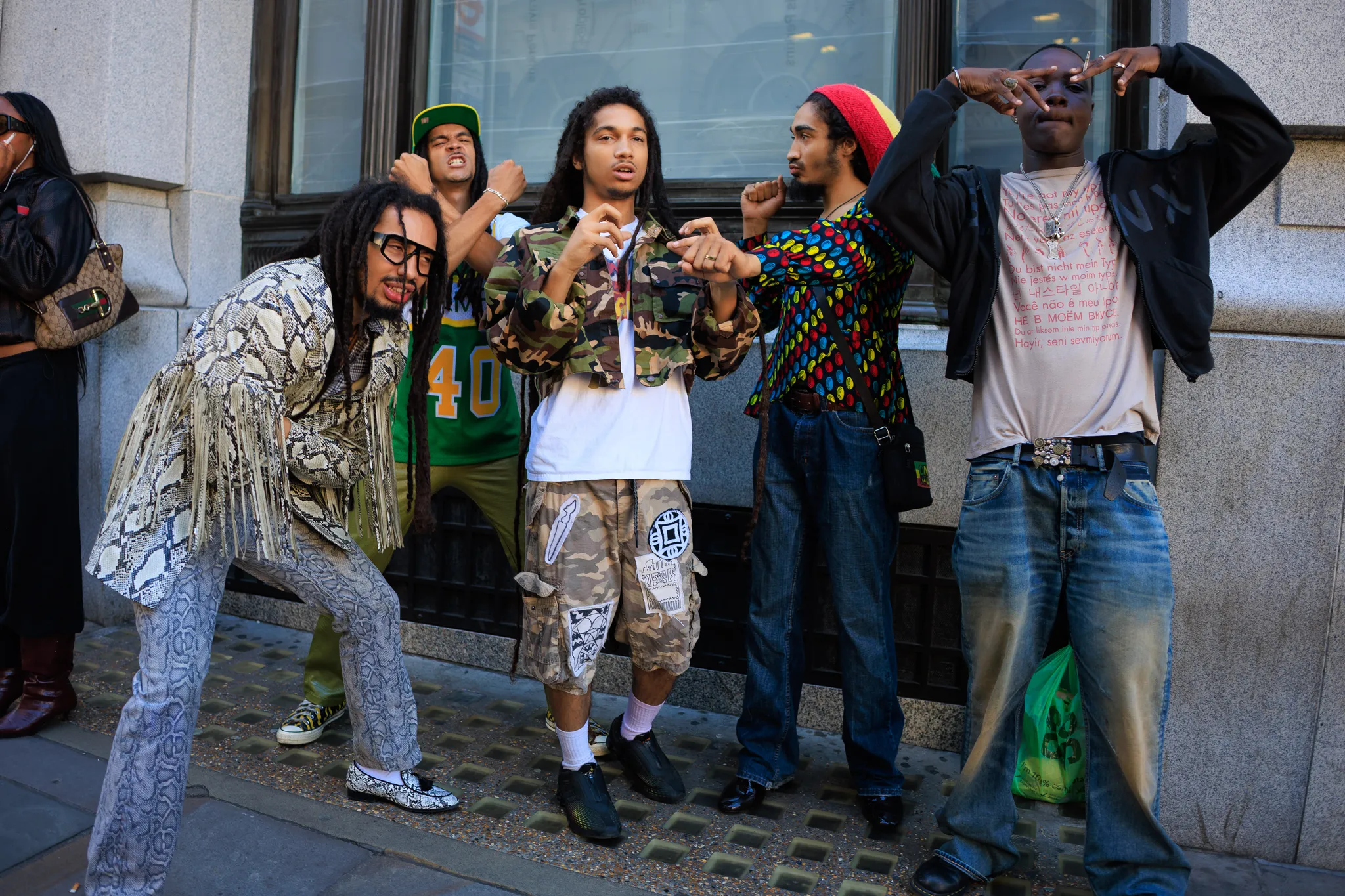 Mensen op straat tijdens London Fashion Week