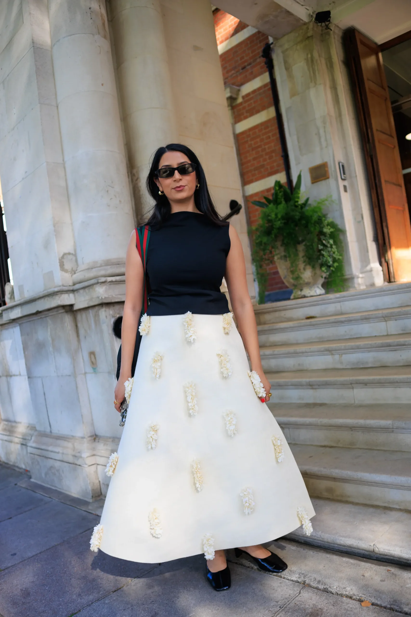 Vrouw op straat tijdens London Fashion Week
