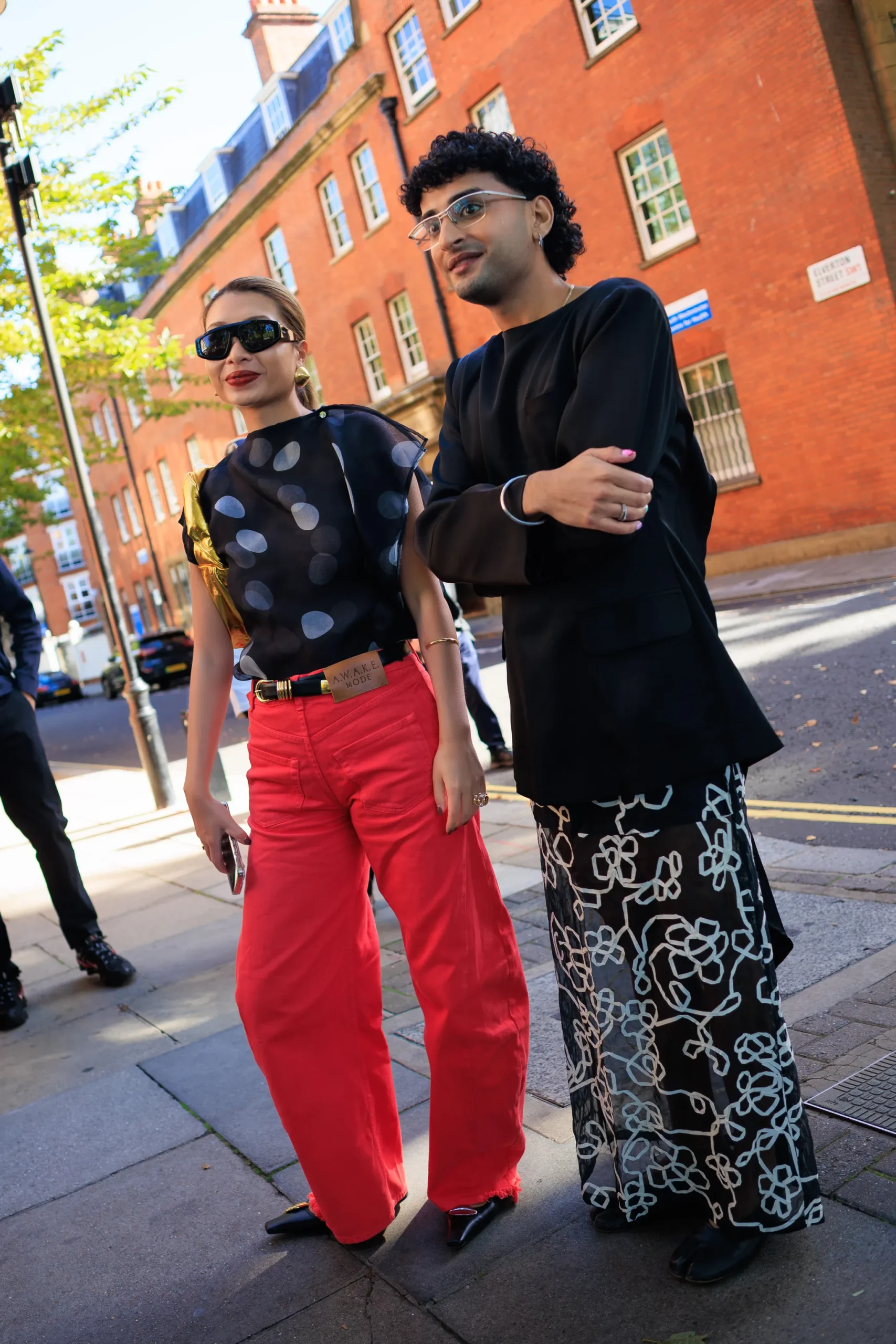 Twee mensen op straat tijdens London Fashion Week