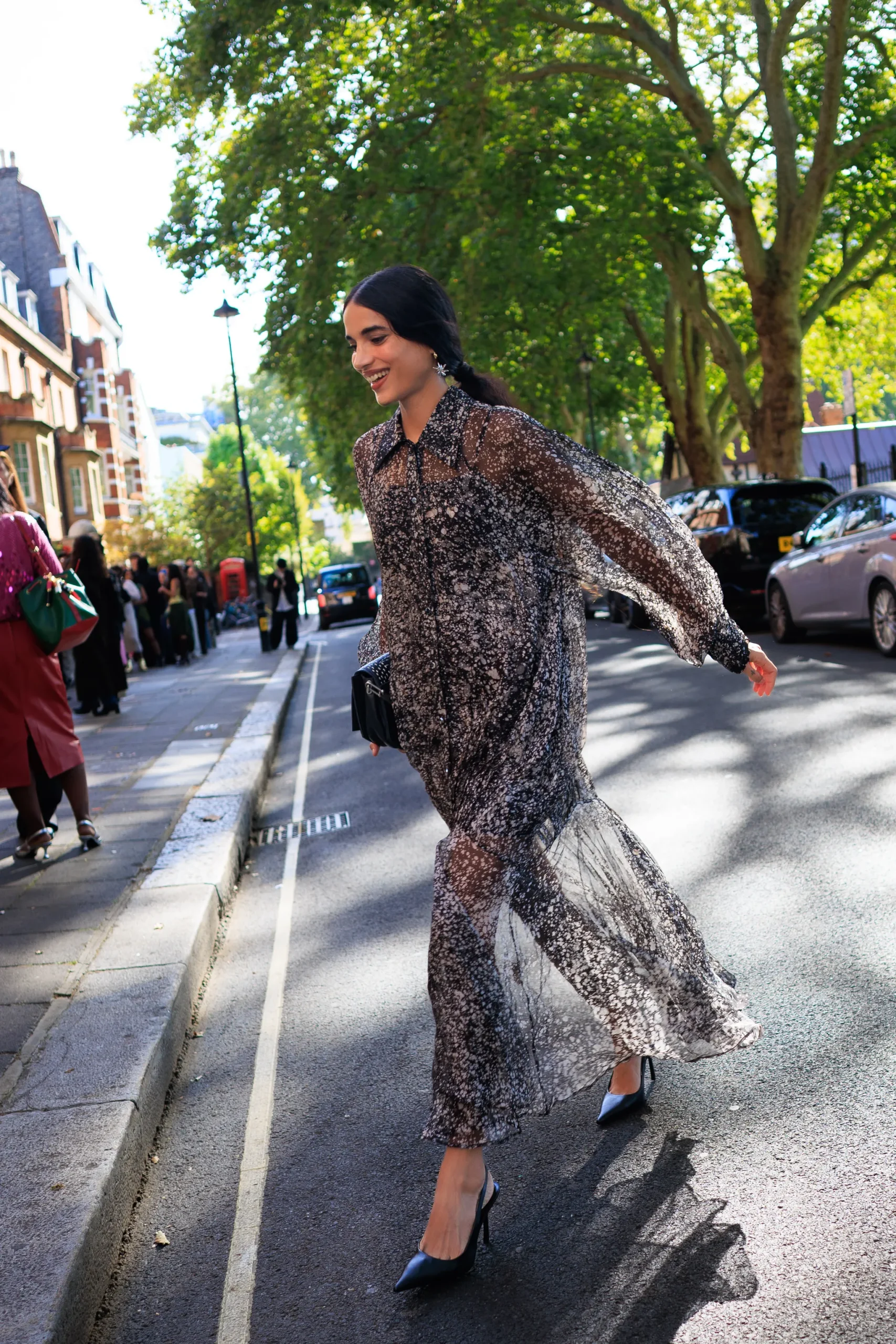 Vrouw op straat tijdens London Fashion Week