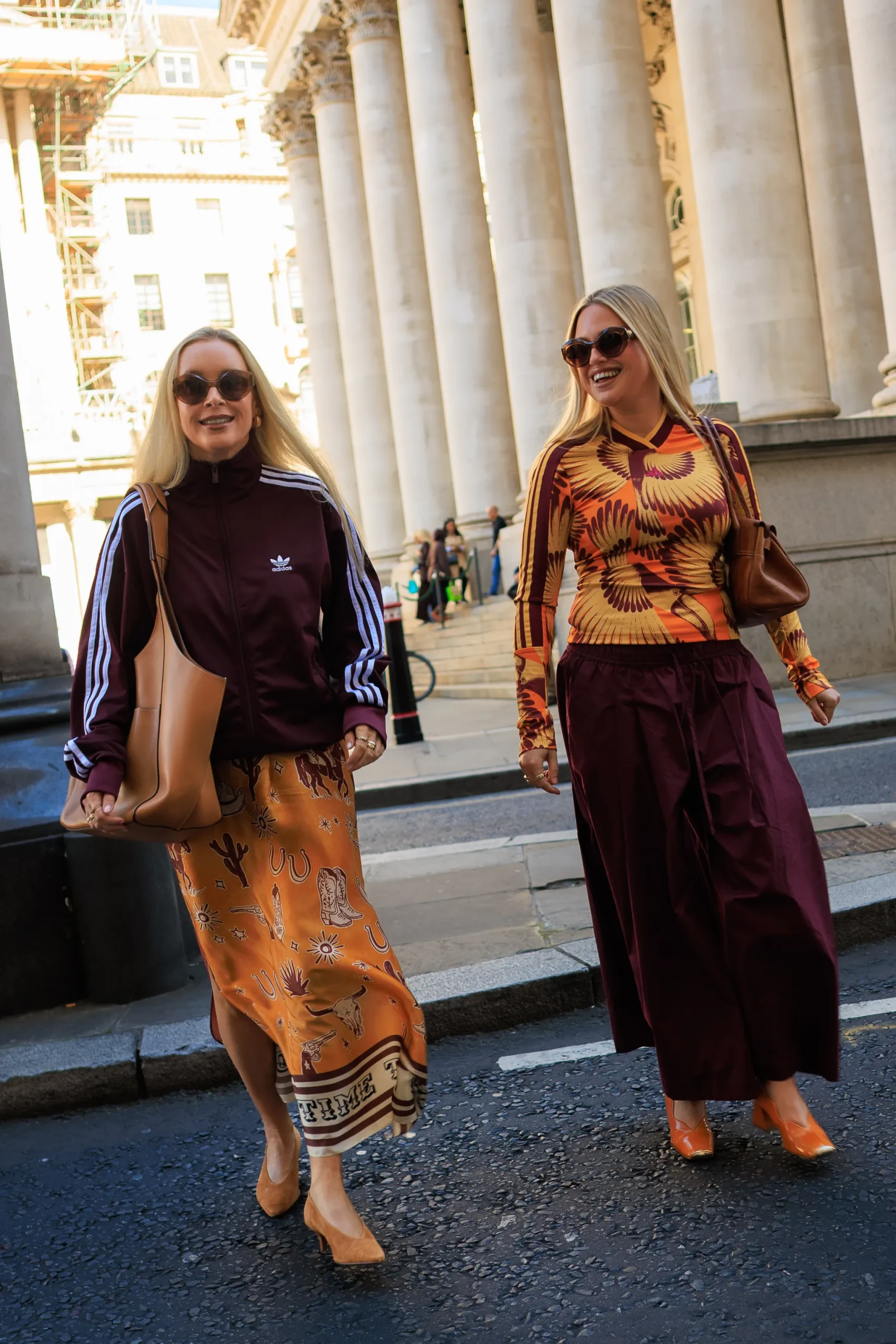 Twee vrouwen tijdens London Fashion Week
