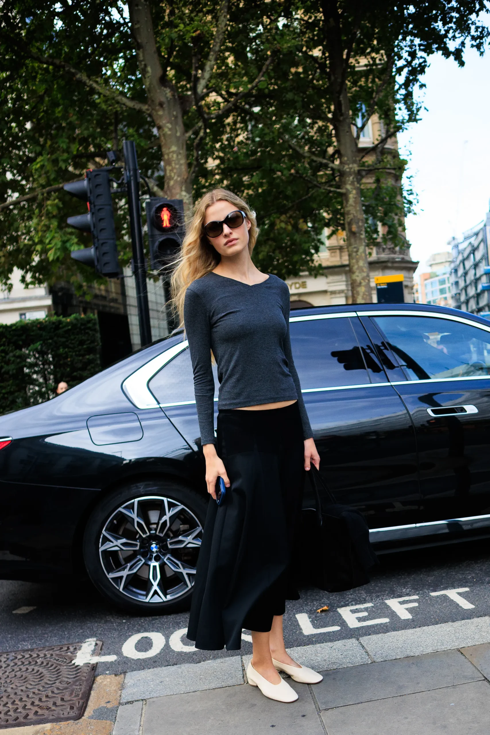 Vrouw op straat tijdens London Fashion Week