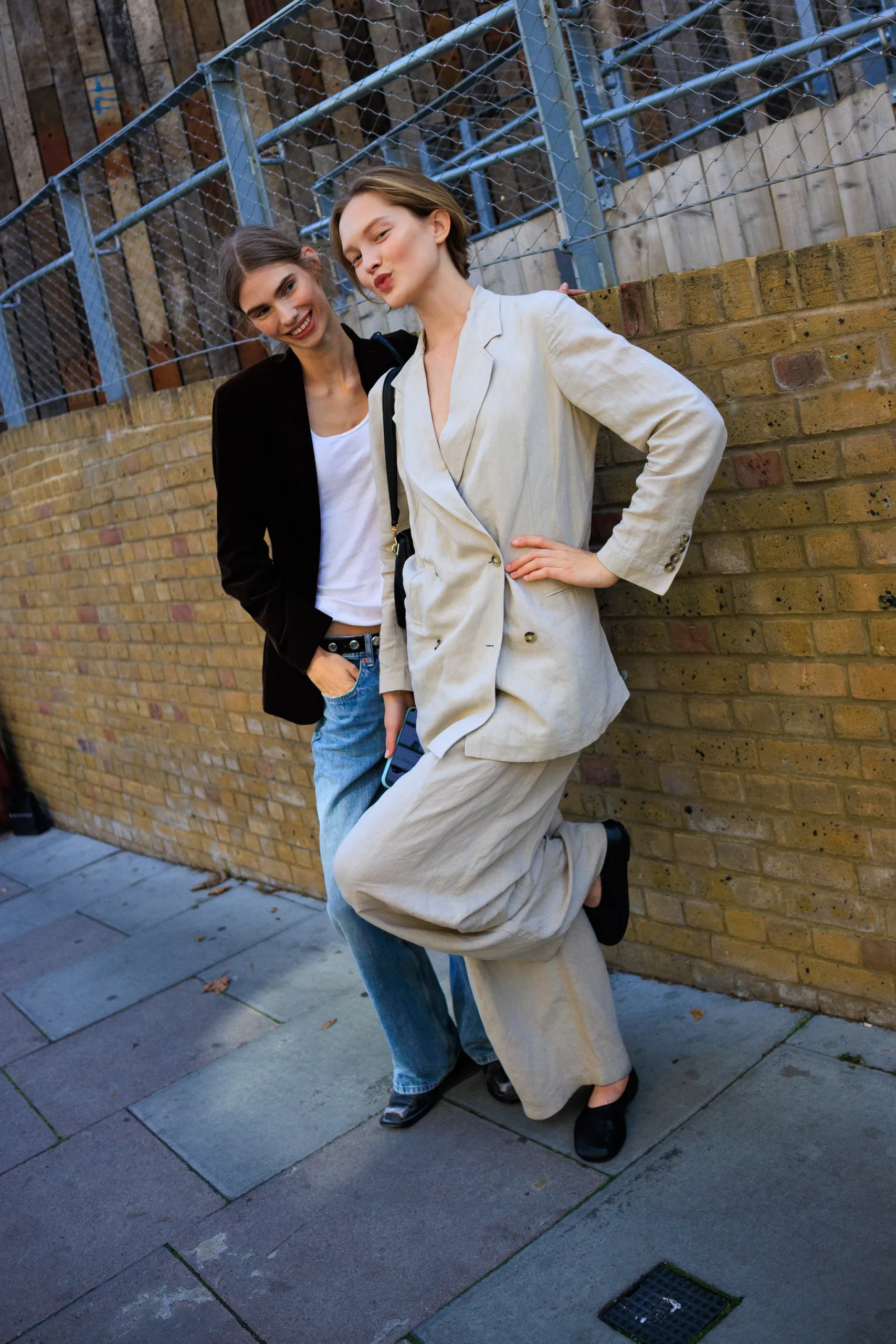 Twee vrouwen op straat tijdens London Fashion Week