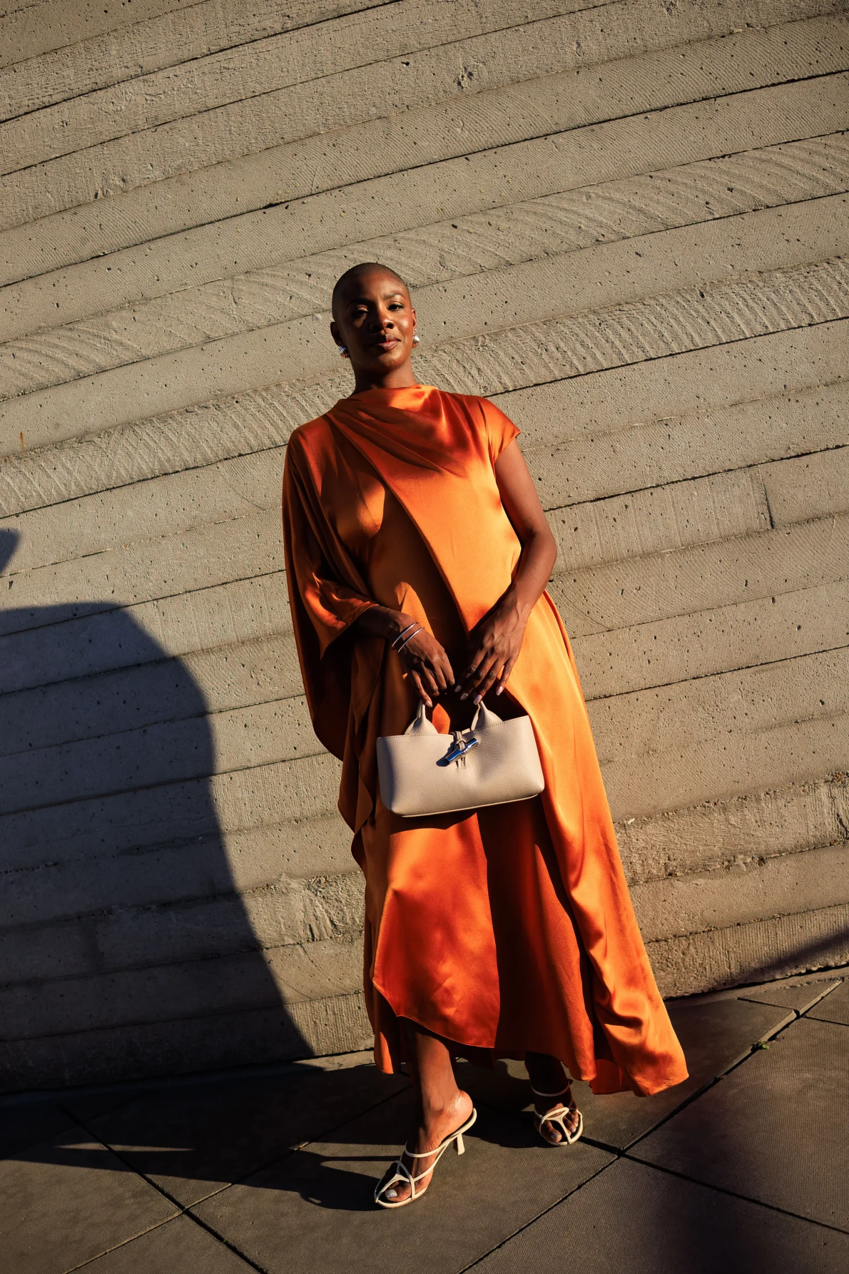 Vrouw op straat tijdens London Fashion Week