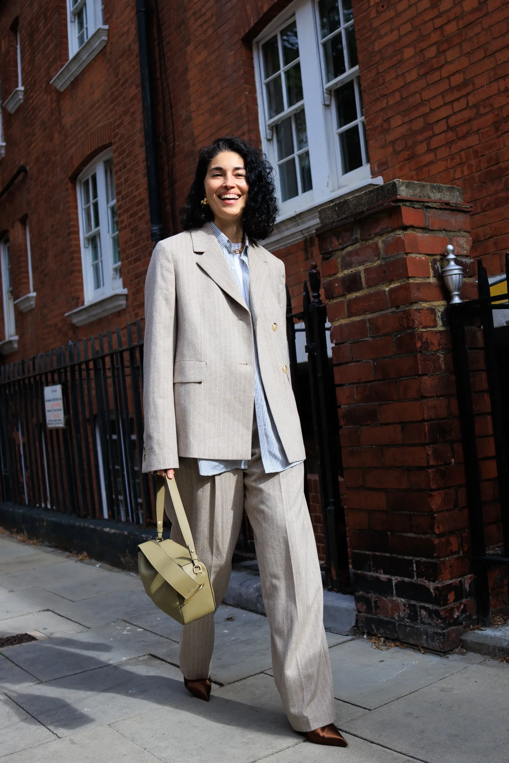 Vrouw op straat tijdens London Fashion Week