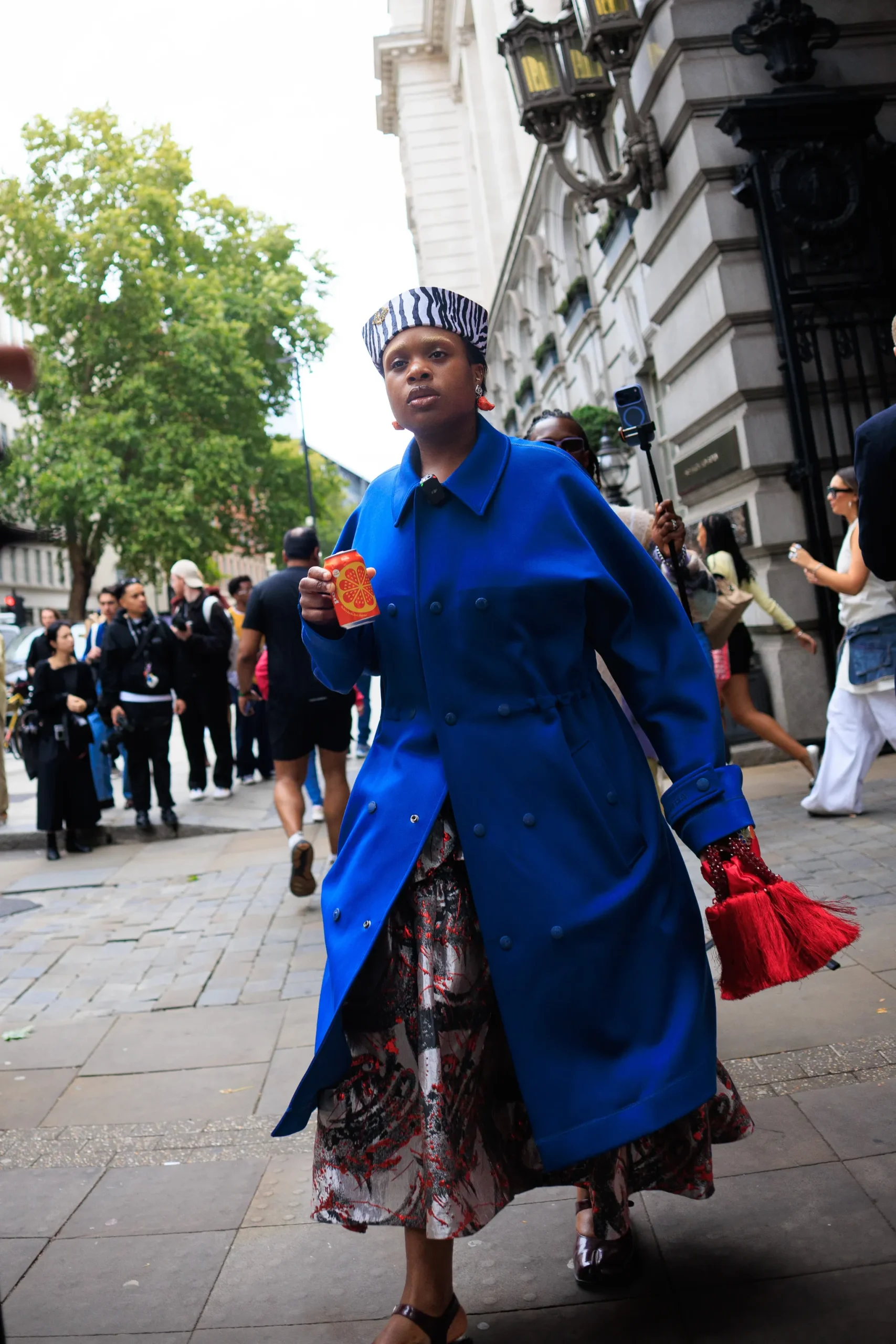 Vrouw op straat tijdens London Fashion Week