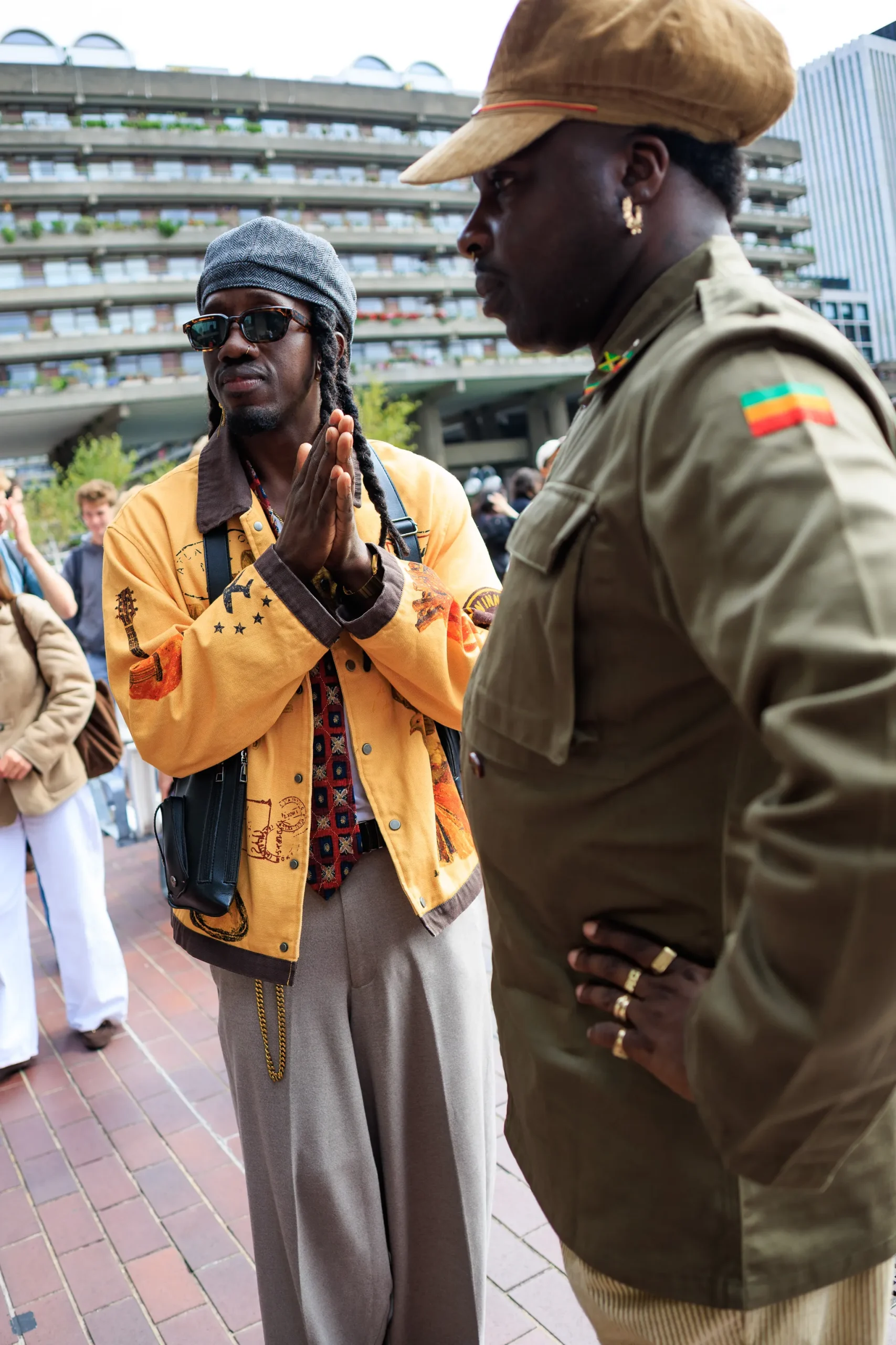 Twee mannen op straat tijdens London Fashion Week