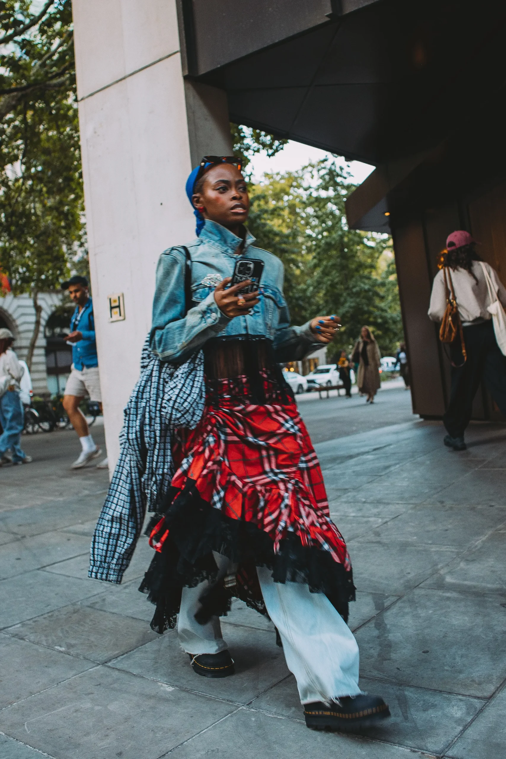 Vrouw op straat tijdens London Fashion Week