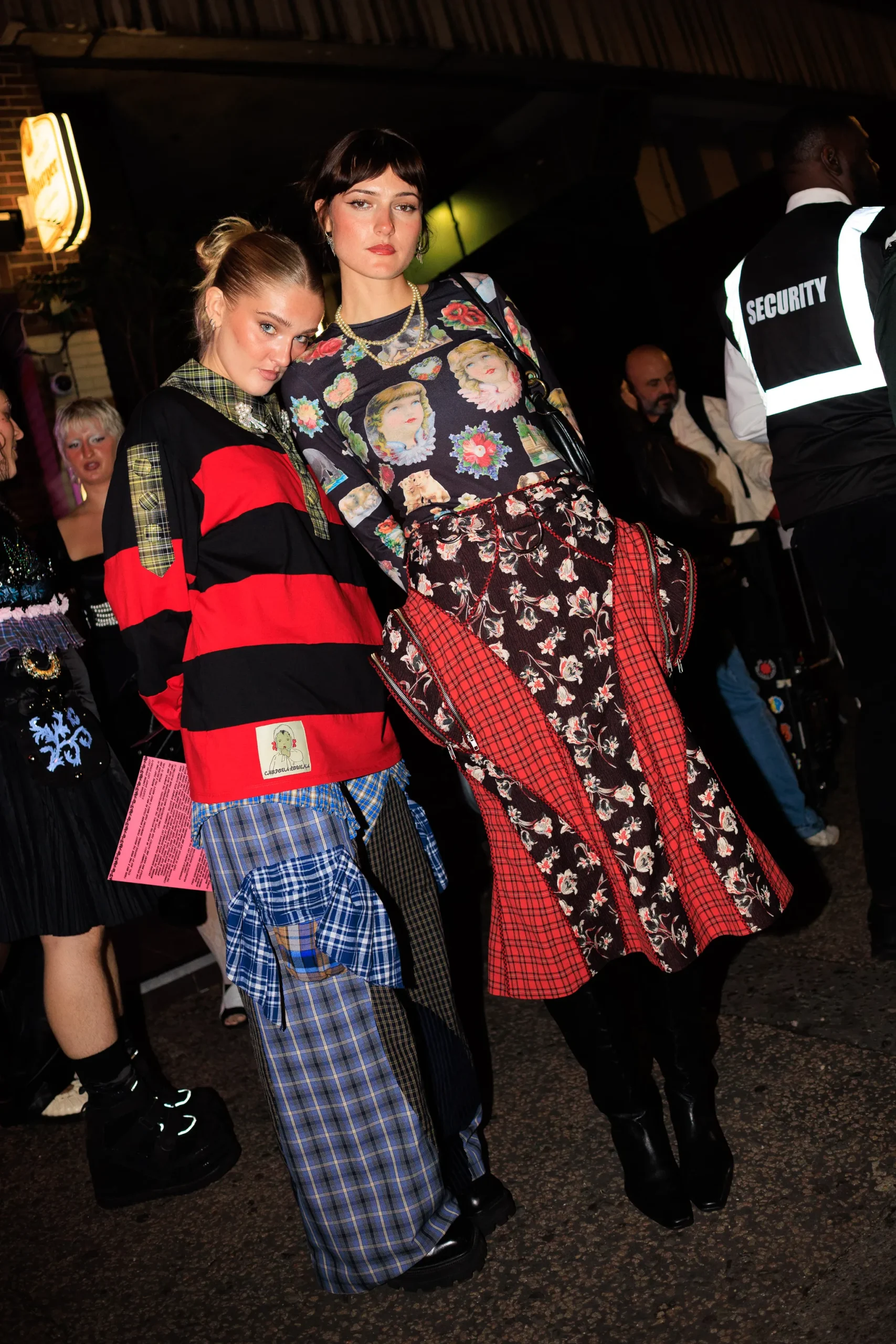 Twee vrouwen tijdens London Fashion Week