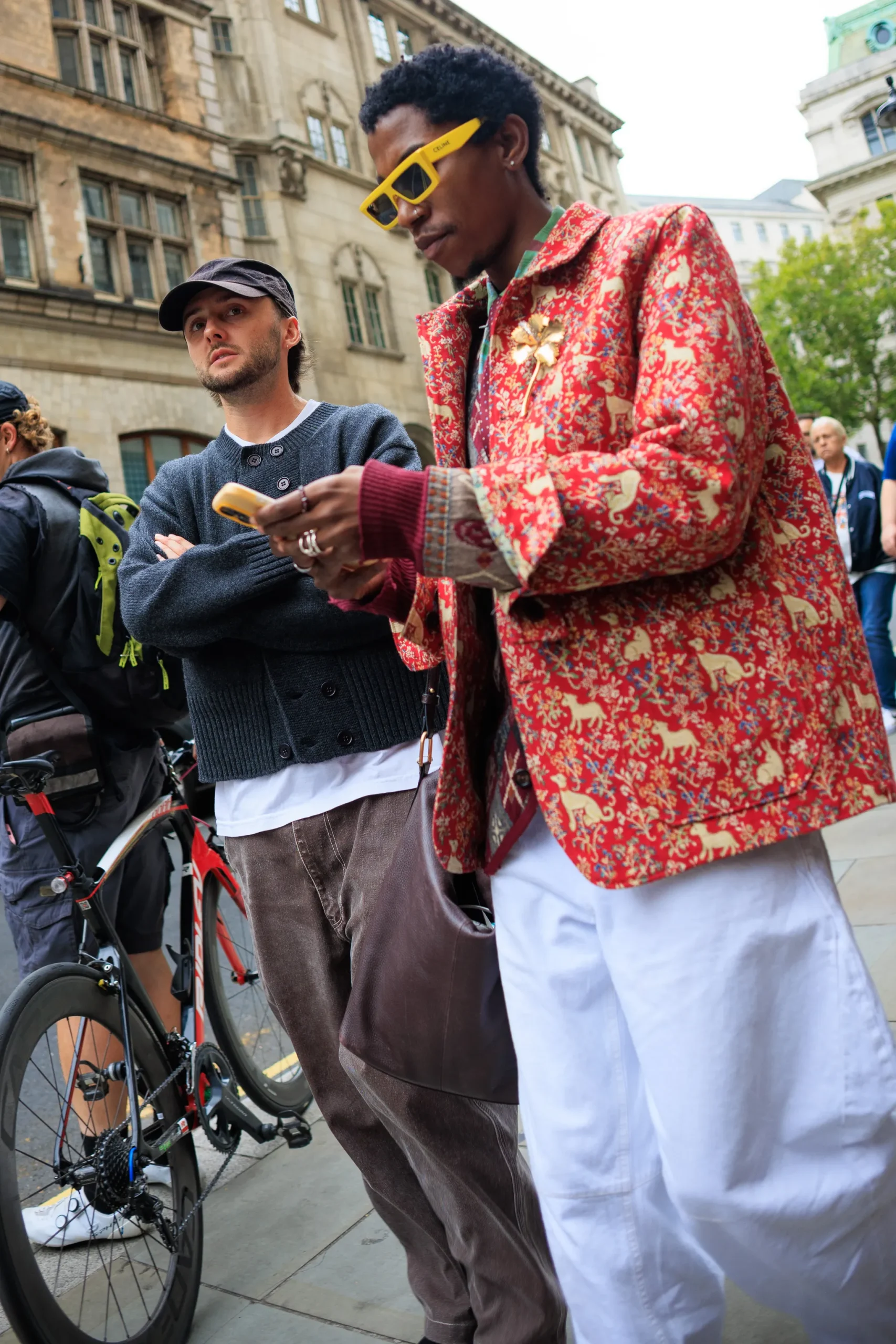 Twee mannen op straat tijdens London Fashion Week