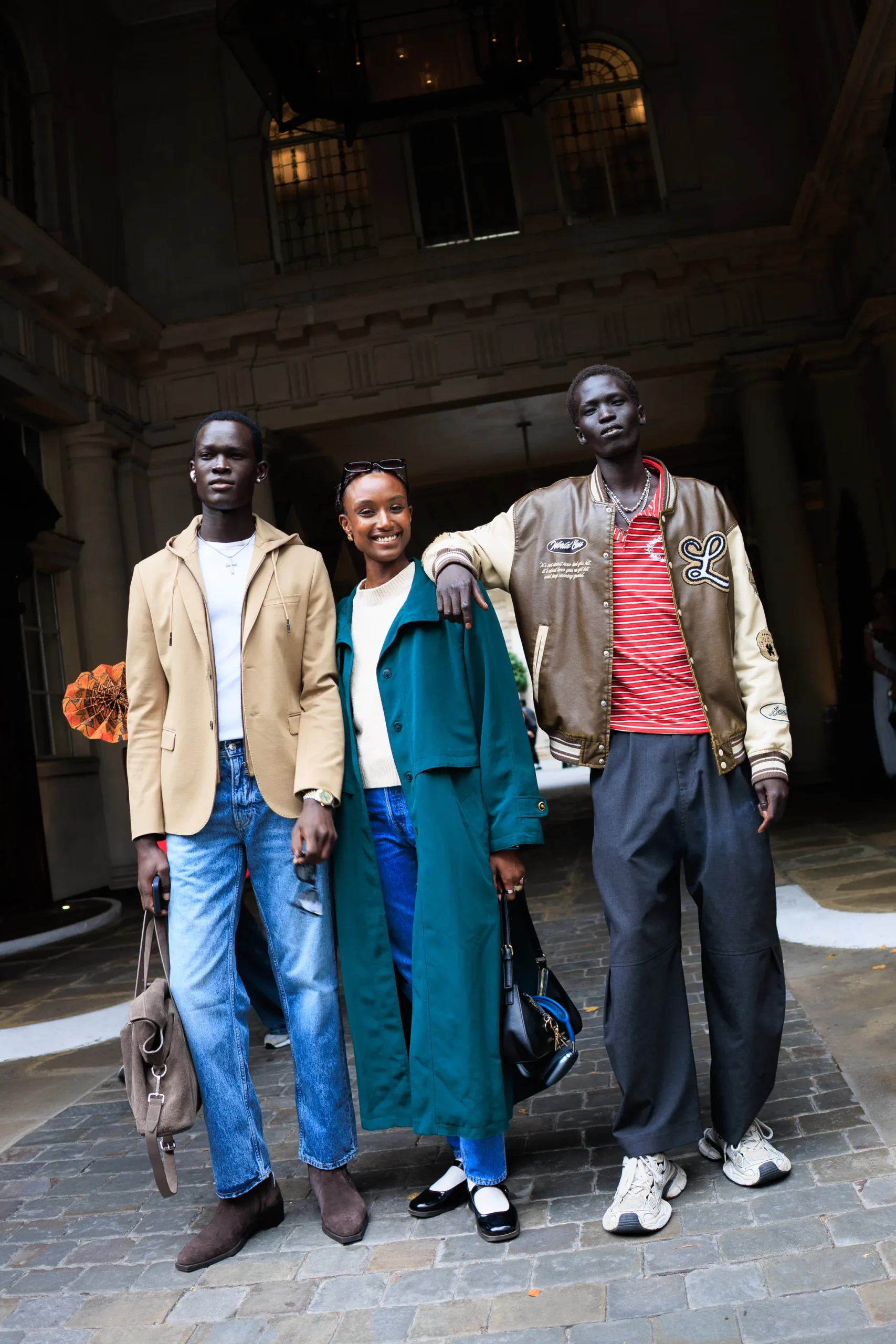 Drie mensen tijdens London Fashion Week