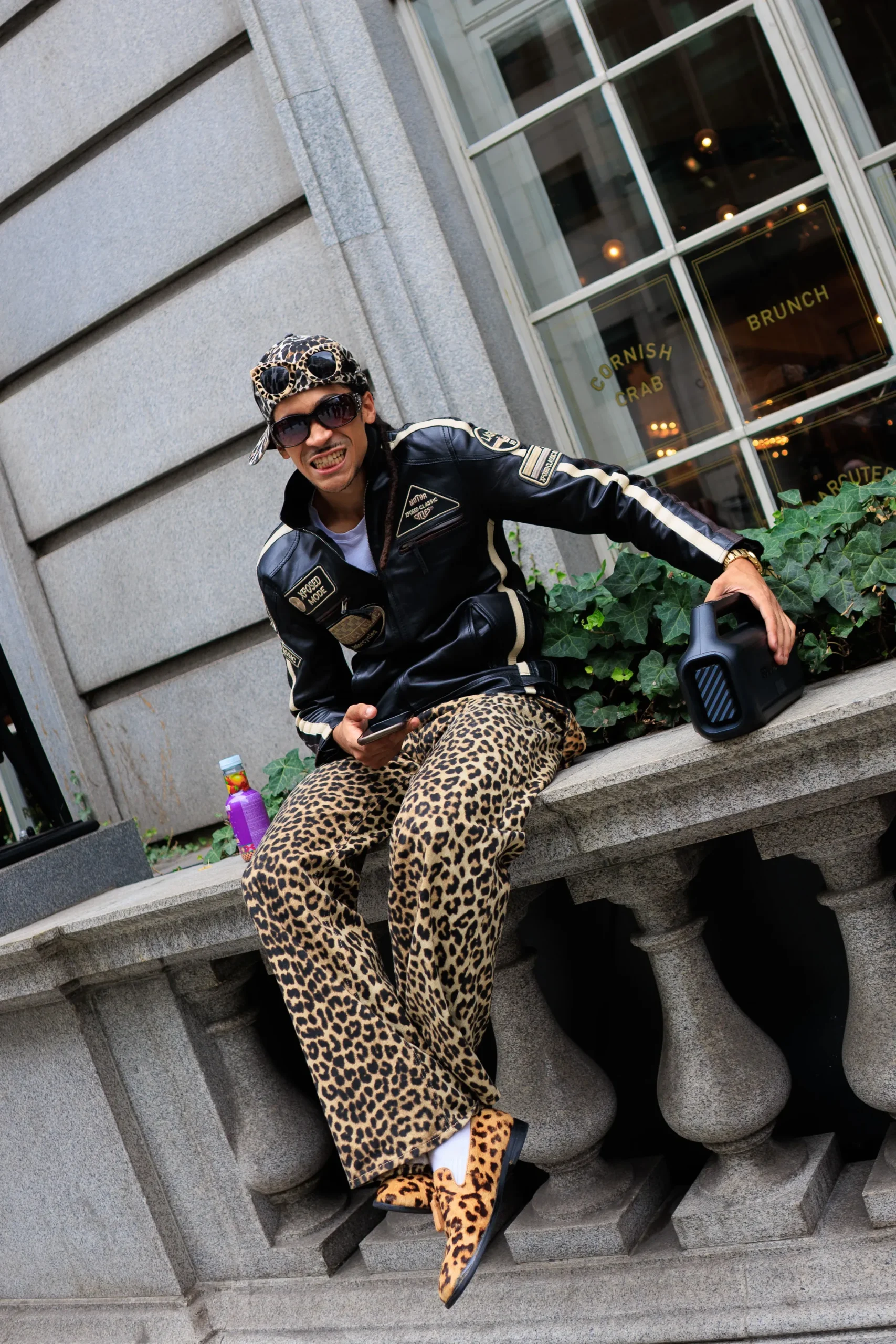 Man zittend tijdens London Fashion Week