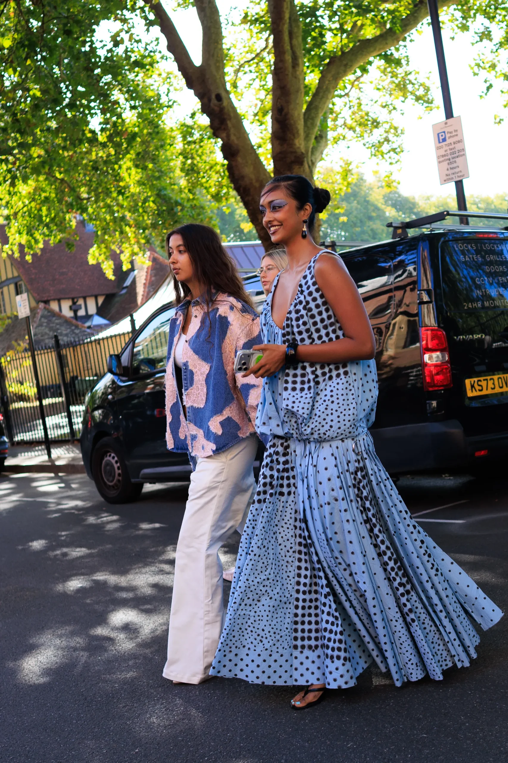Twee vrouwen tijdens London Fashion Week