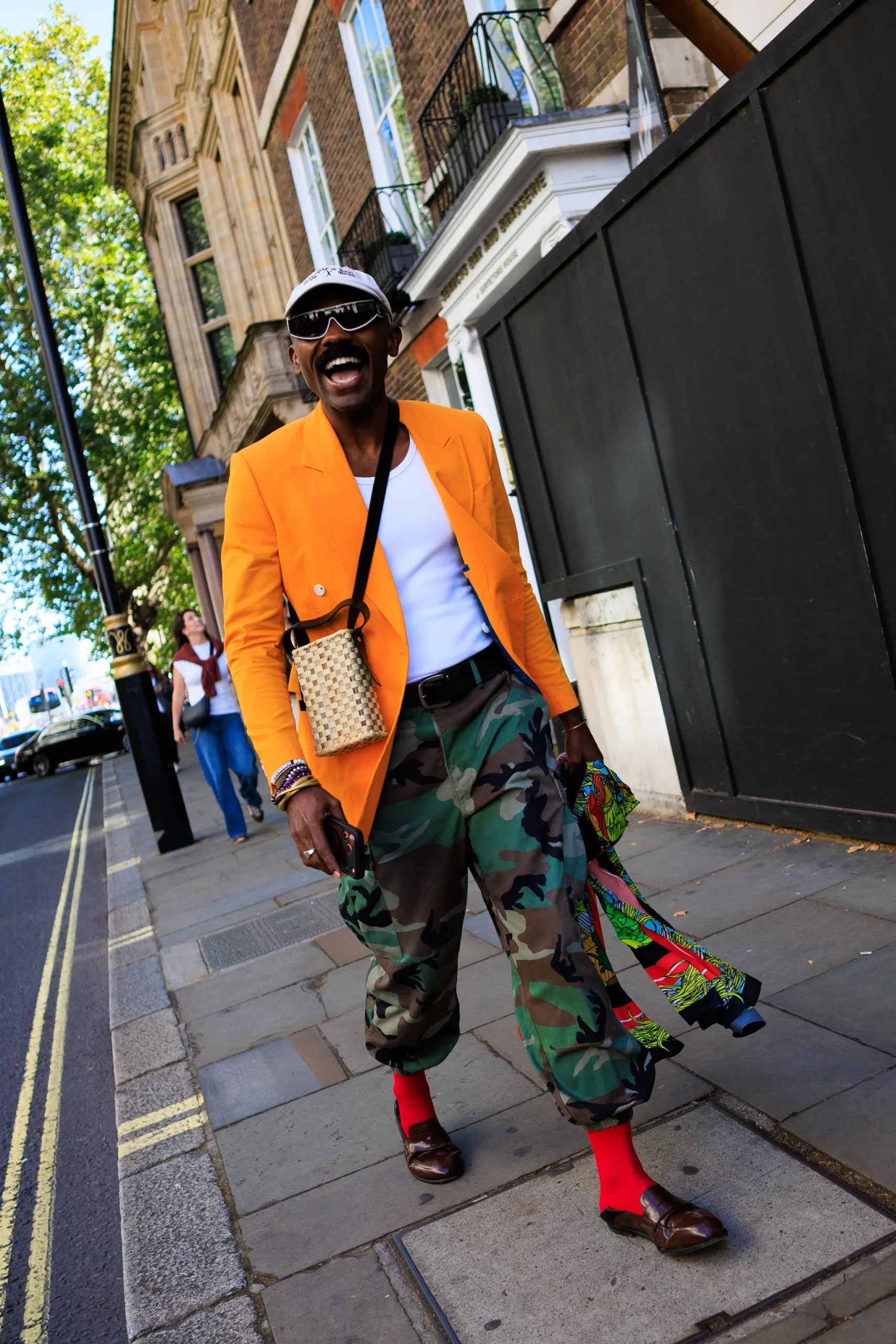 Man op straat tijdens London Fashion Week