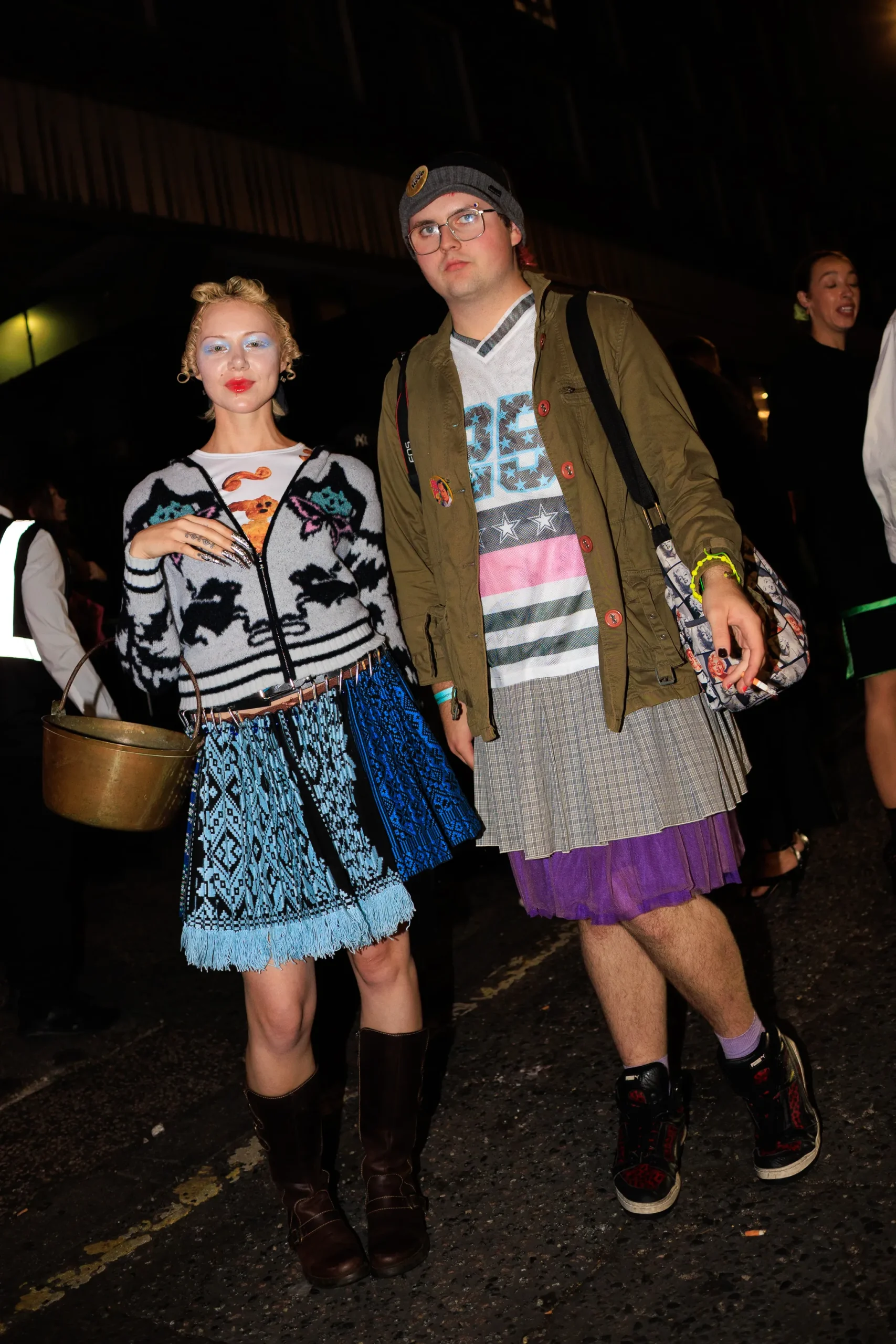 Twee mensen op straat tijdens London Fashion Week
