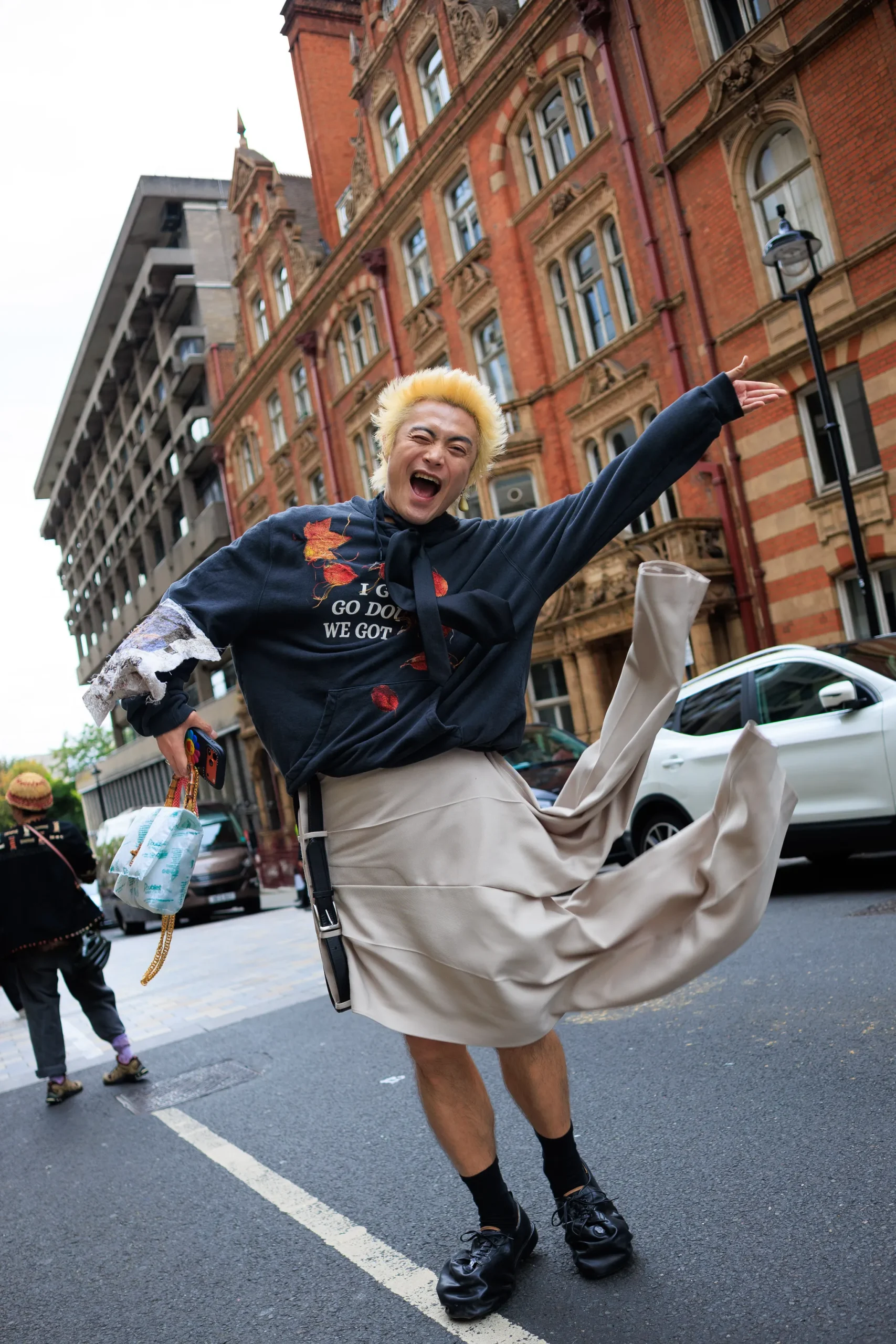 Man op straat tijdens London Fashion Week