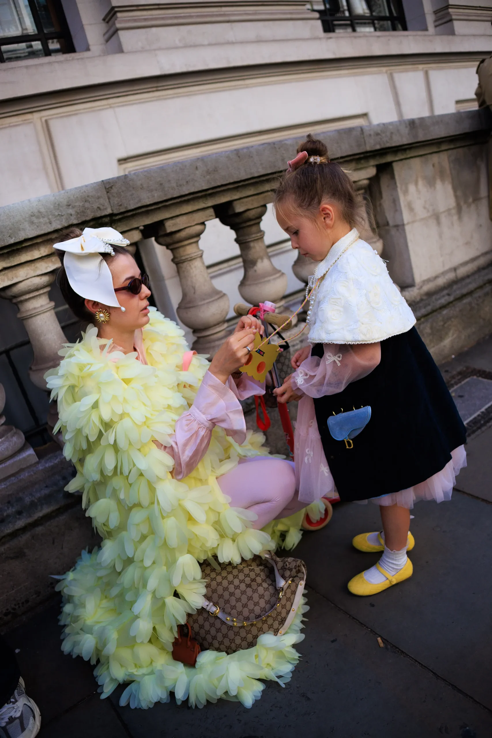 Vrouw met kind tijdens London Fashion Week