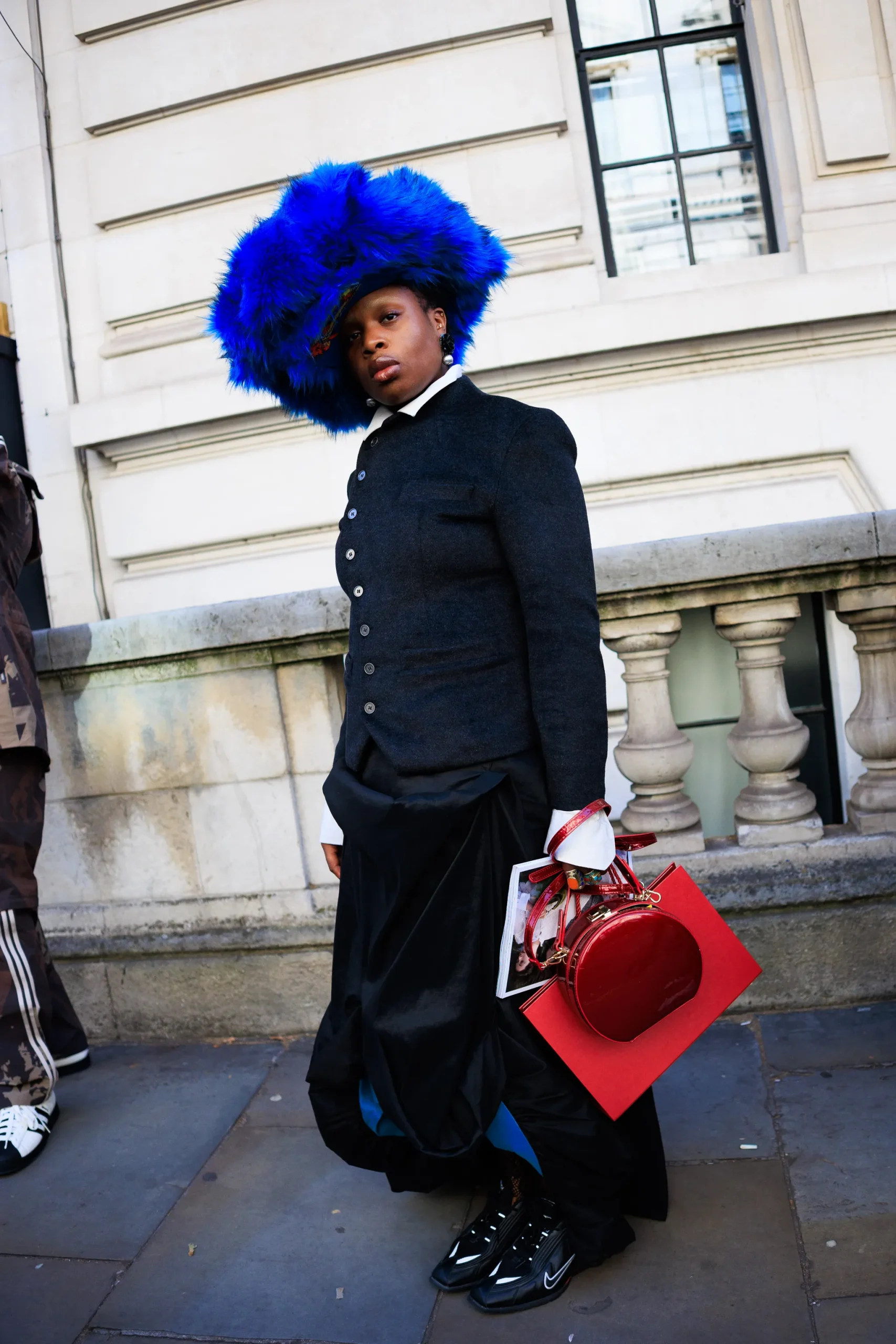 Man op straat tijdens London Fashion Week
